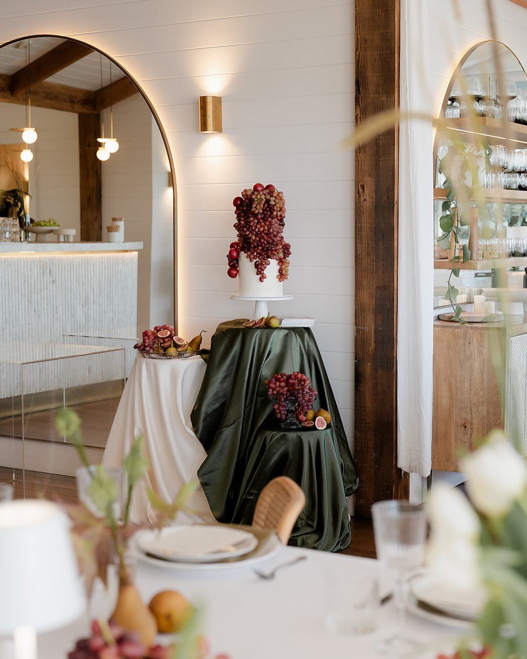 My “almost” masterpiece for the recent @byronbayweddings Autumn Venue Open Day
Inspired by this amazing piece by @carolinruggaber (swipe to see) I was so close to making this happen in cake however it didn’t survive the trip 😭 (combination of the current state of my road and structure issues).
Still happy with how it turned out BUT I will nail it next time!