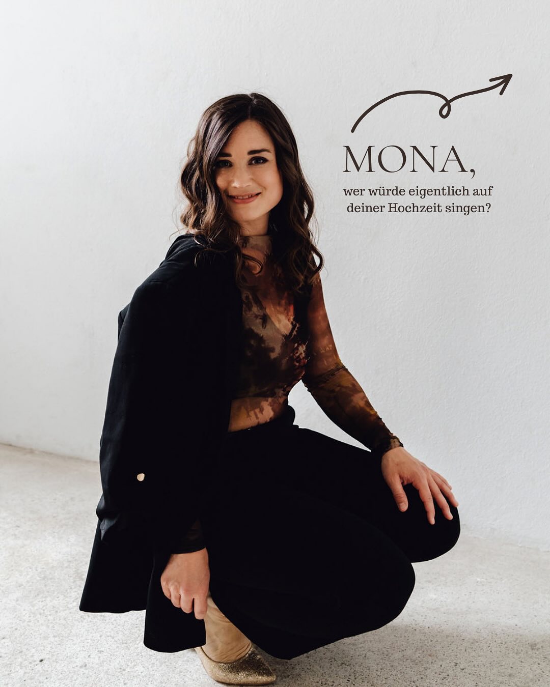 👀 Let’s talk about ➡️ Qualitätskriterien bei der Buchung von Live-Musik. 🙌 Abseits vom Gesang selbst, denn samma uns ehrlich: der ist oft einfach auch Geschmackssache je nachdem was man stilistisch mag. Ich habe lange überlegt, wie ich dieses Thema in einen Beitrag packen kann, ohne dass es so wirkt, als hätte ich die Weisheit mit Löffeln gegessen. Denn in Wahrheit bin ich selber nur Teil eines Ganzen und sehe nicht alles - und: who am I to judge? Aber ich dachte mir, ich gehe dieses Thema einfach aus einer anderen Perspektive an: Wenn ICH heiraten würde, was wäre mir eigentlich wichtig? Und hier ist meine Antwort in 5 Slides und es geht dabei natürlich vor allem um meine persönlichen Präferenzen. Den brisantesten zum Thema Preis hab ich natürlich in den letzten Slide gepackt, bin ja ne clevere Social-Media-Maus und trickse den Algorithmus heut mal so richtig aus. Ha! 🐭😅🫶
.
Hier die kurze Zusammenfassung, auf was ich persönlich achten würde, wenn ich Live-Musik buchen würde:
1. Professionelle Buchungsabwicklung & persönliche Betreuung (Vertrag, etc.)
2. Live-Videos & Rezensionen
3. Tontechnik (professionelles Set-Up)
4. Sympathie bzw. auch ein „Match“ auf persönlicher Ebene
5. Meine Gedanken zum Thema „Preis = Qualität?“
.
Schreibt mir gerne eure Meinung dazu in die Kommentare 🙏❤️
.
📸 @___janahofmann
.
#sängerin #eventmusik #hochzeitsmusik #weddingsinger #austriawedding #acousticduo #hochzeitssängerin #eventmusic #braut2026 #weddinginspo #hochzeitsinspo