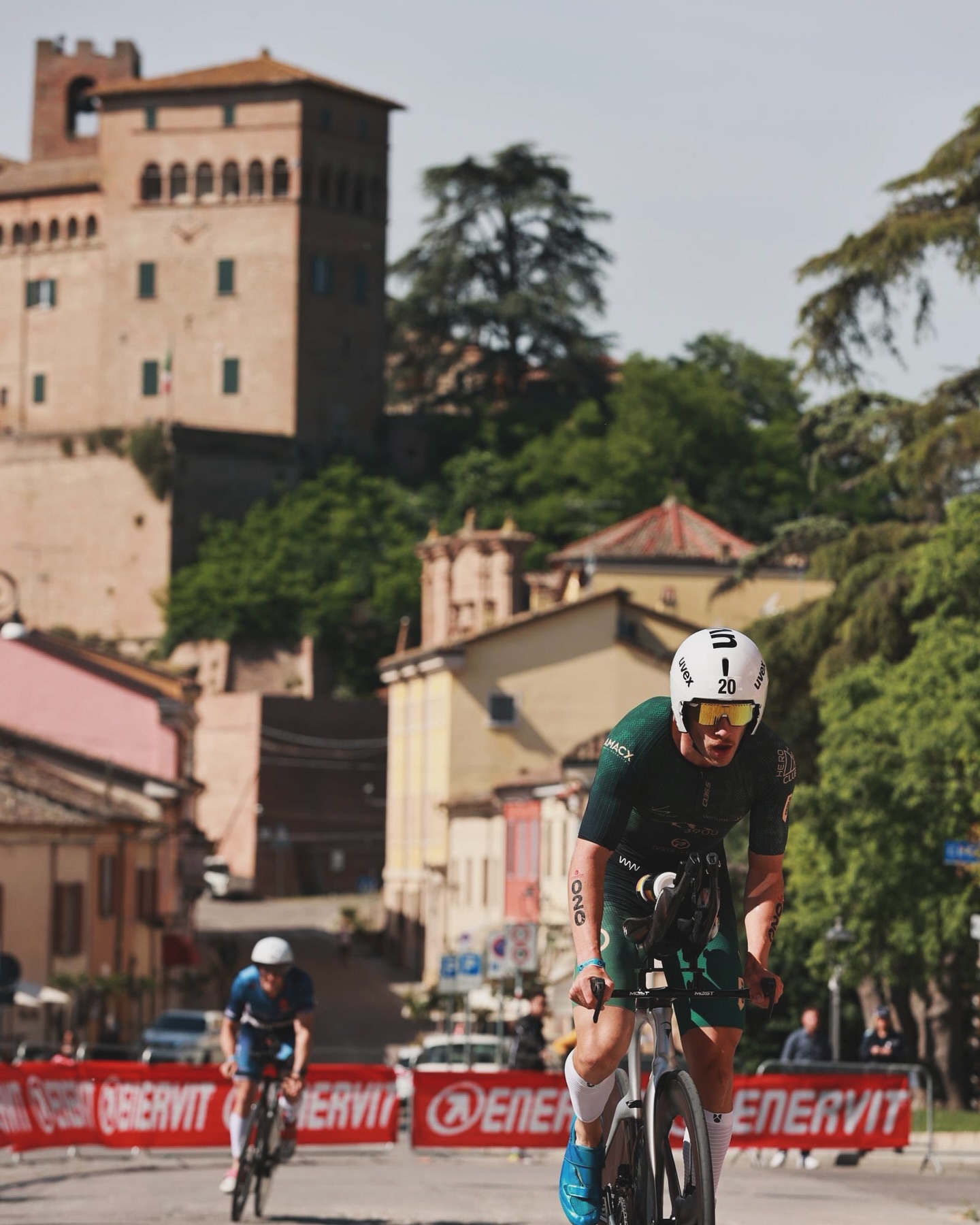Getting everything out of each corner and push the paddles 💥. Despite not having the best legs i had a blast on the bike @challengecesenatico
I love the strategic part of the bike portion. For sure sometimes it can be frustrating in groups but it is the biggest mindset boost if you can make a move ⚡️and it sticks 💪.