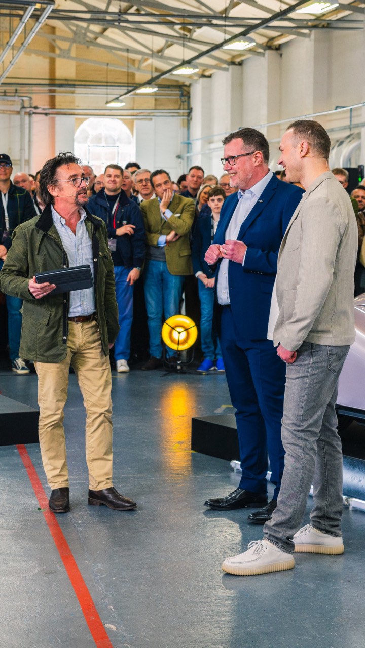 Steadicam shot from the live @morganmotor car launch show earlier this year with Richard Hammond who was a joy to work with.
Creative: @sassyplus_
Producer: @larry_q_lazarus
Director: @chriswhiterod
FM: @bronwenmurphy
Facilities: @ovrexpsd.tv
Steadicam: 🙋🏼♂️
Focus puller: @tomburlinson
DOP: @markmoreve
Spark: @adamlevirodgers_
Cam ops: @owenscott.tv / @will_maitlandround
Rigger: @jameslockylock
#morgan #carlaunch #liveshow #outsidebroadcast #cine #OB #steadicam #freelance #tvcrew #richardhammond #sportcars #heritage