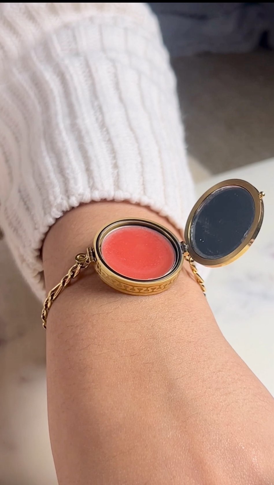 ✨💄Stay stylish and moisturized with our Lip Balm Bracelets on the go !
Demifine Jewellery,Perfect for on-the-go hydration, trendy ,edits, accessory, beauty essential, gift ideas,lip balm bracelets, flavours, mirror, variety, designs, unique, skin care accessory,
#LipBalmBracelet #SkincareAccessory #edits #FashionJewelry #HydratingLips #BeautyMustHave #StylishAccessories #LipCare #OnTheGoBeauty#demifine#lipbalm