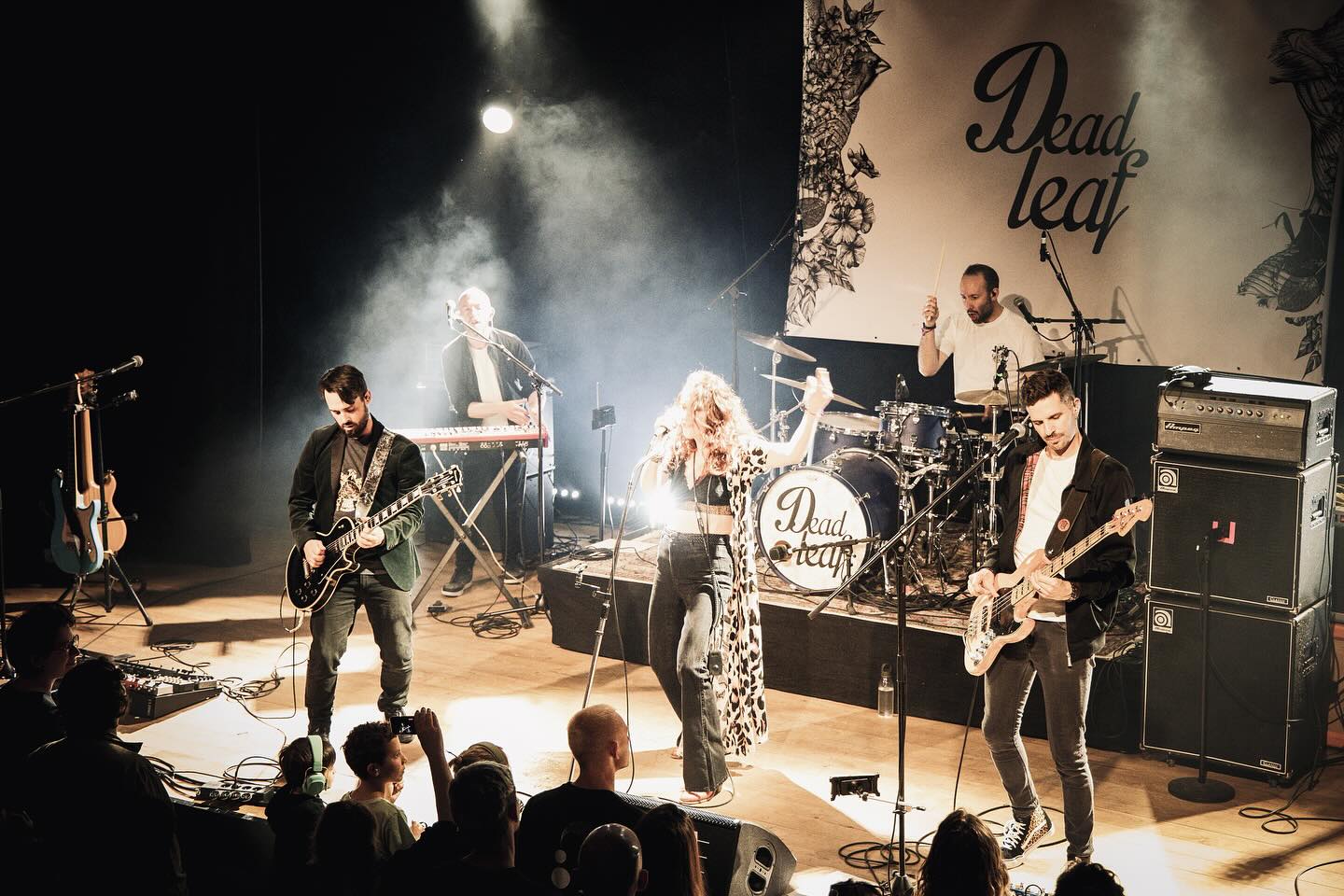 Souvenirs de la sortie de notre premier album « My Heart’s not black » au @rocksea_live !!!
Merci à @bettis__photography pour ces superbes clichés 😍🙏🙌
A très vite en live 💀🍂
Pour écouter Dead Leaf
https://music.imusician.pro/a/QS7hnFX_/
#liveconcert #womansinger #eclectricguitar #electricbass #keyboard #drum