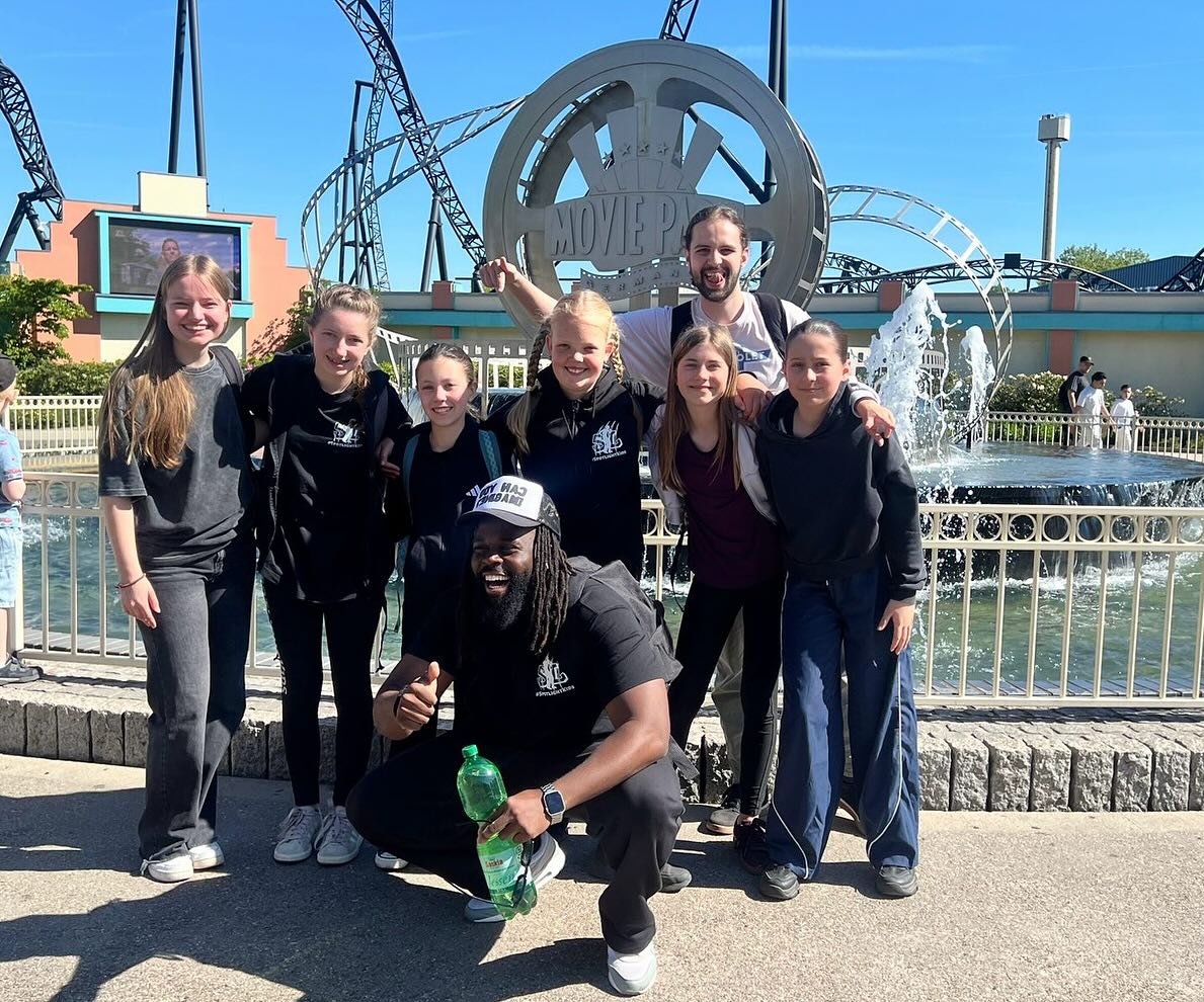 Achterbahn, Pommes, Eis – besser geht’s nicht! Am Samstag ging’s für unsere Plakatwettbewerbs-Gewinnerinnen Enni, Milana, Lia, Sophia und Ilaria in den Movie Park. Ein unvergesslicher Tag voller Spaß und Action!