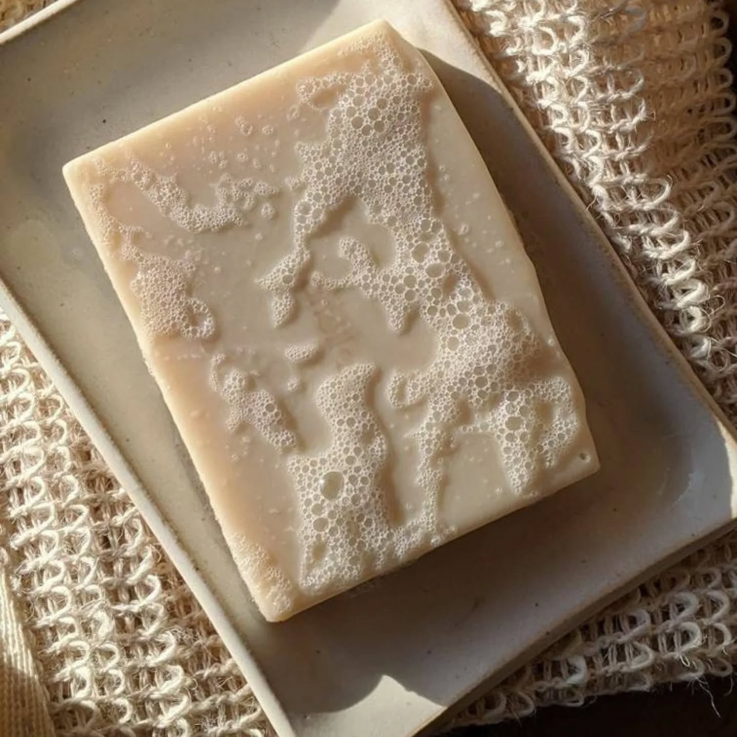 Laissez-vous emporter par la fraîcheur vivifiante de l’eucalyptus et les bienfaits de la figue de barbarie. Un savon fait-main qui transforme chaque geste en un rituel de soin.