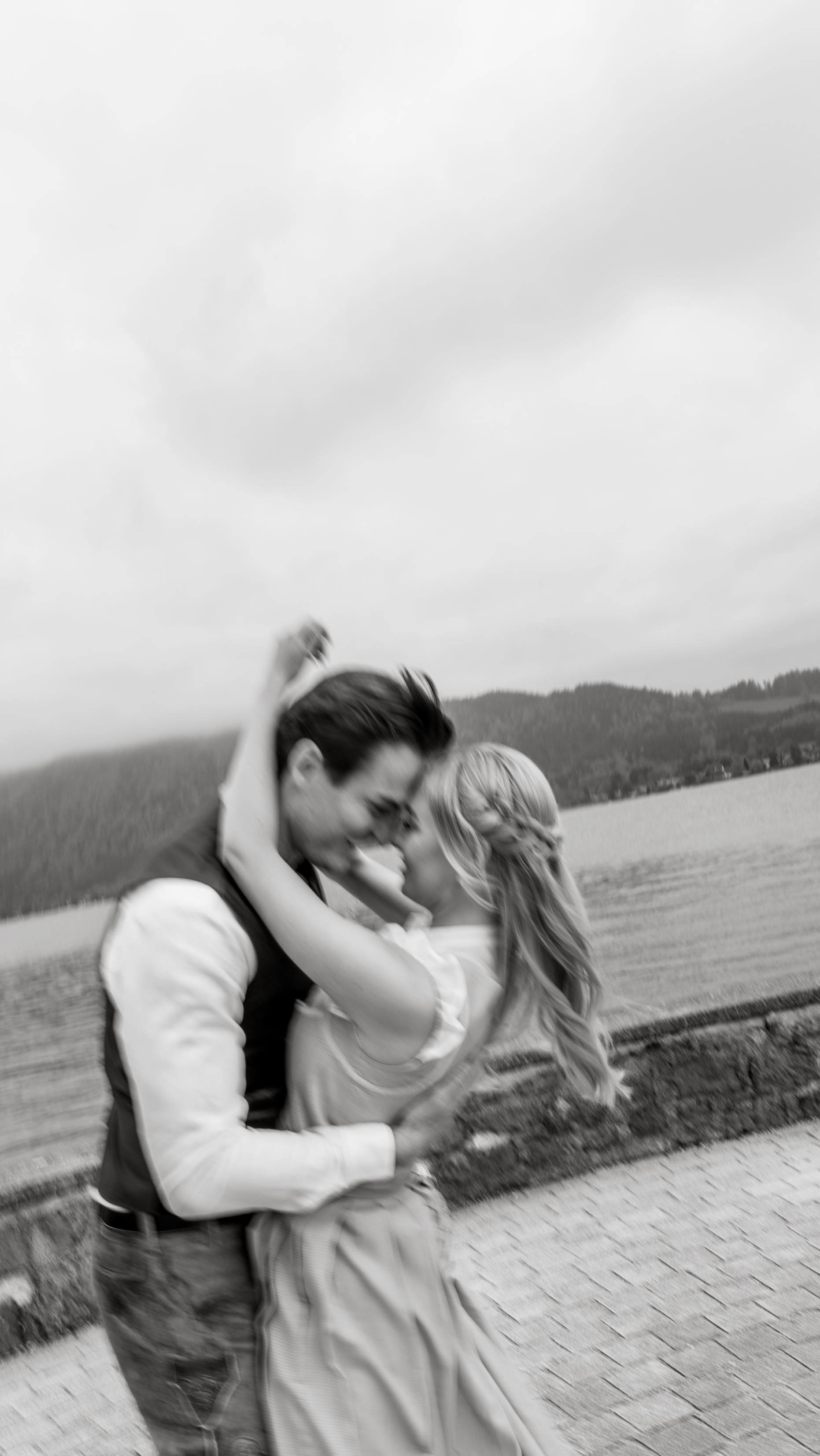 So viel Liebe – ganz im kleinen Kreis.
Gestern durfte ich eine intime standesamtliche Trauung am Tegernsee begleiten.
Im Sommer sehen wir uns wieder – am Gardasee zur großen Feier.
Das Schönste: Wenn so viel Vertrauen entsteht, dass ich ganz nah dran sein darf. Genau daraus entstehen die ehrlichsten Bilder.
#intimatewedding #tegernseehochzeit #gardaseewedding #luxuryweddingphotographer #authenticmoments #weddingstorytelling #elopementvibes #hochzeitsfotografinmitherz #fineartweddingphotography #destinationweddingphotographer
#laroccawedding #tegernsee