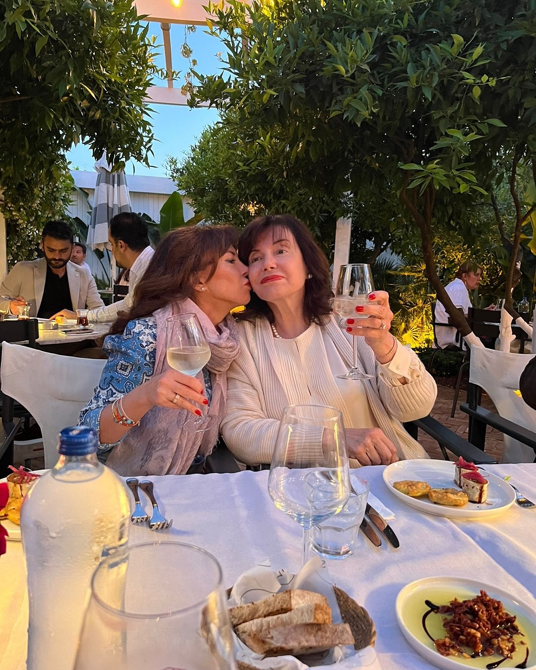 To the the 3 supermoms in my life ❤️ @ulkerlivaneli @nilufer_turkmen_ @neseekenleroglu ❤️ Happy Mother’s Day! 👸👸👸
Hayatimin 3 super annesine ❤️ Anneler gununuz kutlu olsun!
#mothersday #supermoms #superwomen #annelergünü #annelergunu #ulkerlivaneli #aylinlivaneli #lovemymom