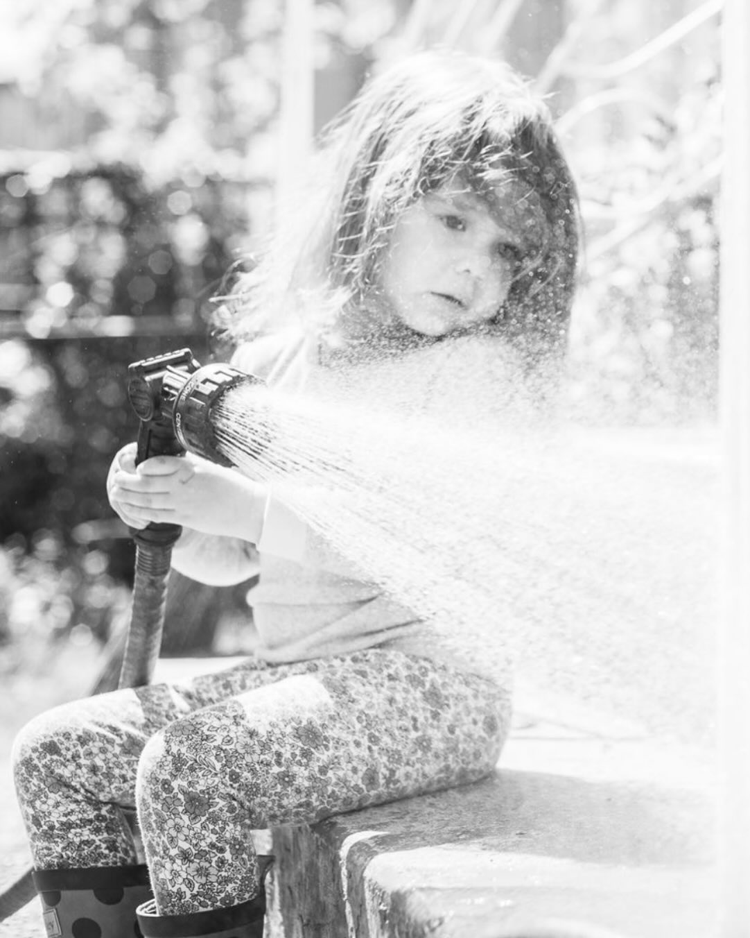 Sometimes (often) the kids show up and do whatever the hell they want.
They run off, climb stuff, eat sticks. They refuse shoes. They look directly into the camera… once, maybe.
Zero interest in “cooperating.” That’s fine. We’re not here for perfect. We’re here for proof they were like this once.
DM to book your session.