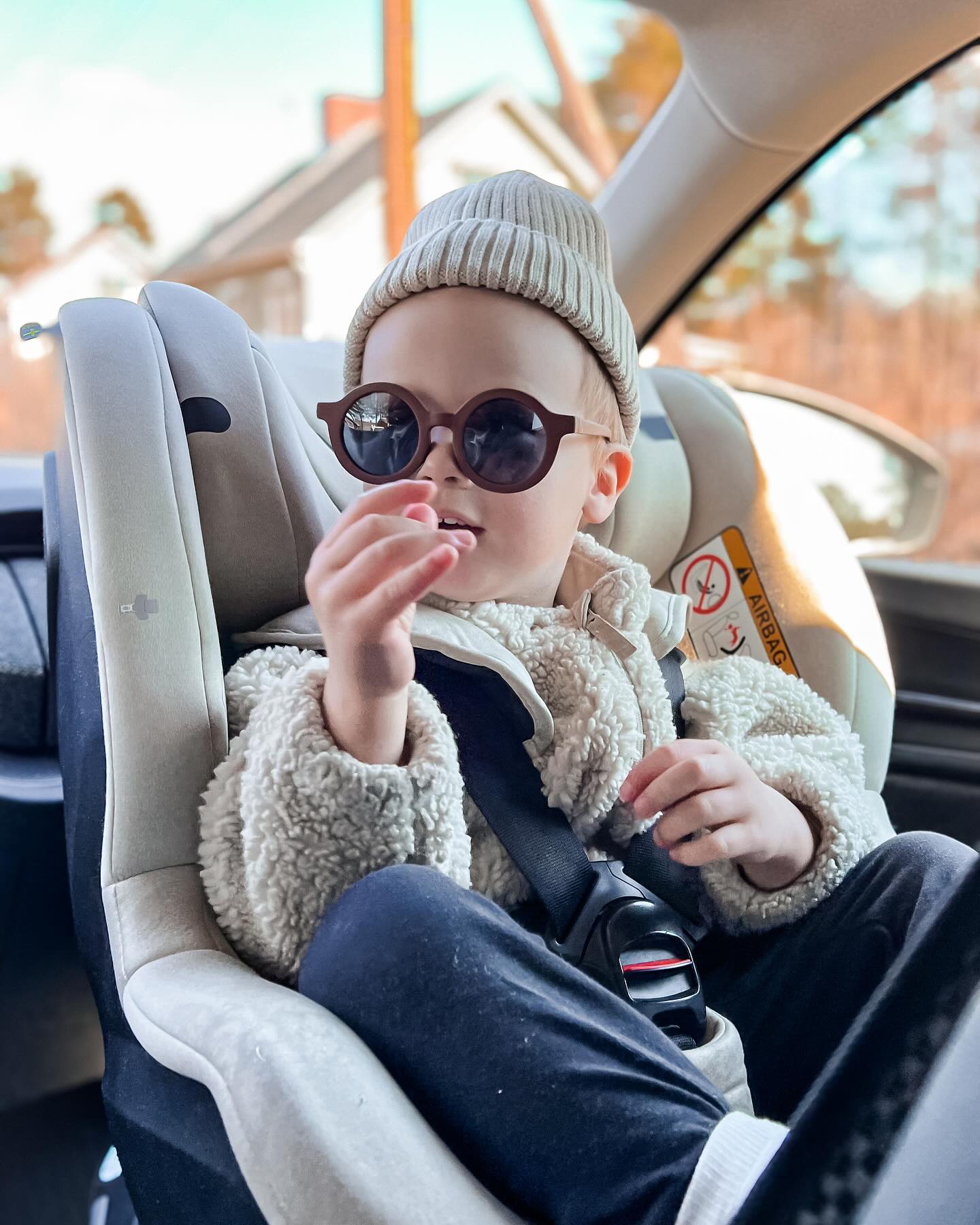 Anropar alla 🍐 där ute: Säg hej till BABYMOCS 👋
Solglasögon till allas våra minsta från världens första veganska glasögonmärke för barn 💛
Borde vara lika självklart som flytvästen eller solkrämen på sommaren ☀️
• Finns i flera färger (🩵💛🤎🩷💚🖤) och två storlekar, bebis (0-1.5 år) 👶 samt barn (1.5-8 år) 🧒
• 100% flexibla och går inte ens sönder vid överkörning av bil (japp, det är testat!)
• Ett avtagbart, justerbart band ingår för att hålla glasögonen på plats även på det största energiknippet
• 100% UV skydd, TAC polariserande lins, BPA-fri, CE-certifierad, ISO-certifierad
• 300 SEK, och mjukt fodral medföljer.
Man kan inte INTE älska dessa 🫰