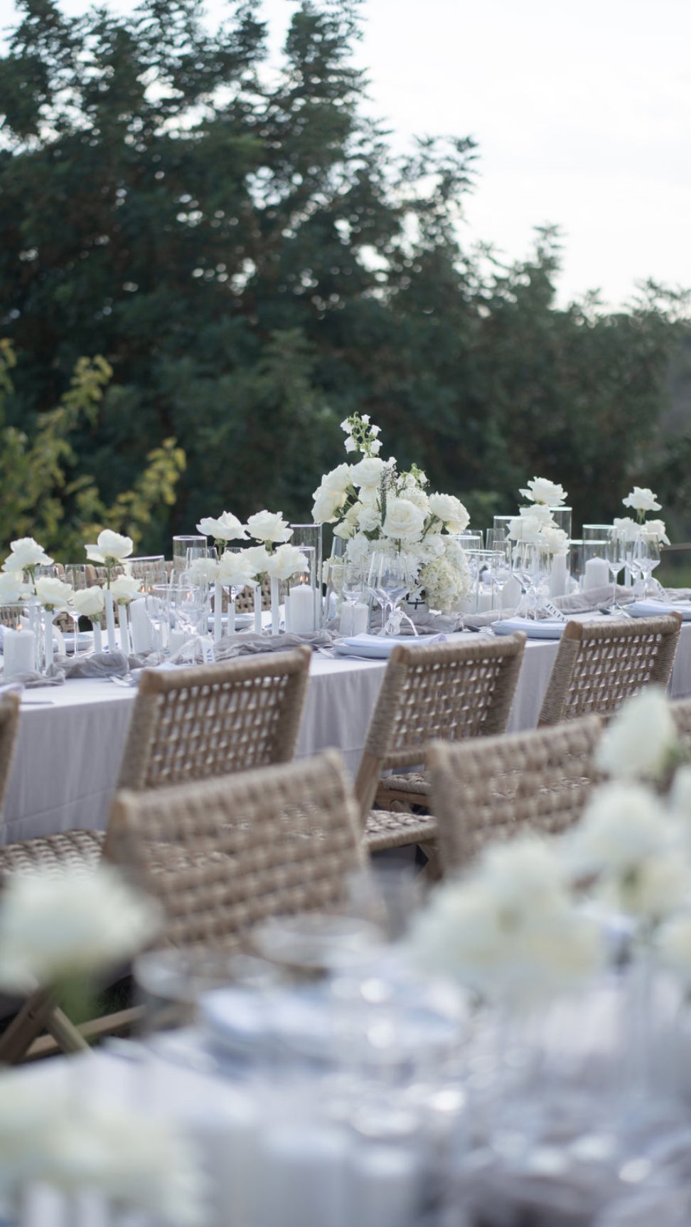 Tabelsetting
Es ist mehr als nur ein Tisch - Es ist euer Ort.
Der Ort, an dem ihr zum ersten Mal als verheiratetes Paar einzieht – begleitet von Applaus, Tränen, Lachen und glücklichen Gesichtern.
Wo Reden gehalten werden, die eure Herzen berühren.
Wo Geschichten erzählt, Erinnerungen geteilt und Träume weitergesponnen werden.
Wo eure Lieblingsmenschen mit euch feiern, genießen, staunen.
Wo die Torte nicht nur süß schmeckt – sondern der Moment einfach unvergesslich gemacht wird.
Hier entstehen Gespräche, die für immer bleiben.
Und vielleicht ist es genau dieser Moment – an diesem Tisch – der euch Jahre später noch Gänsehaut bereitet!
Deshalb, macht diesen Ort zu Eurem Ort.
Mutig, ehrlich, voller Herz.
Vergesst, was “man” macht – tut, was euch glücklich macht.
Denn diese Stunden, mit all euren Lieblingsmenschen an einem Tisch…
sind das, was bleibt.
Fühlt. Feiert. Liebt.
Ganz ihr selbst.
Ich freue mich auf jede Hochzeit die noch ansteht und mehrere von dieser Momente. 🥂
Foto: @klassen.weddings
Planung: @levin.wedding
Deko: @totapunteventscatering x @thefeatherette
Blumen: @decoeventsbyfina
Torte: @catecakeshop
Kleid: @brautbluete
#hochzeitsdeko #tablesettingideas #weddingplanner #mallorcawedding #destinationweddingplanner #weddingdecor