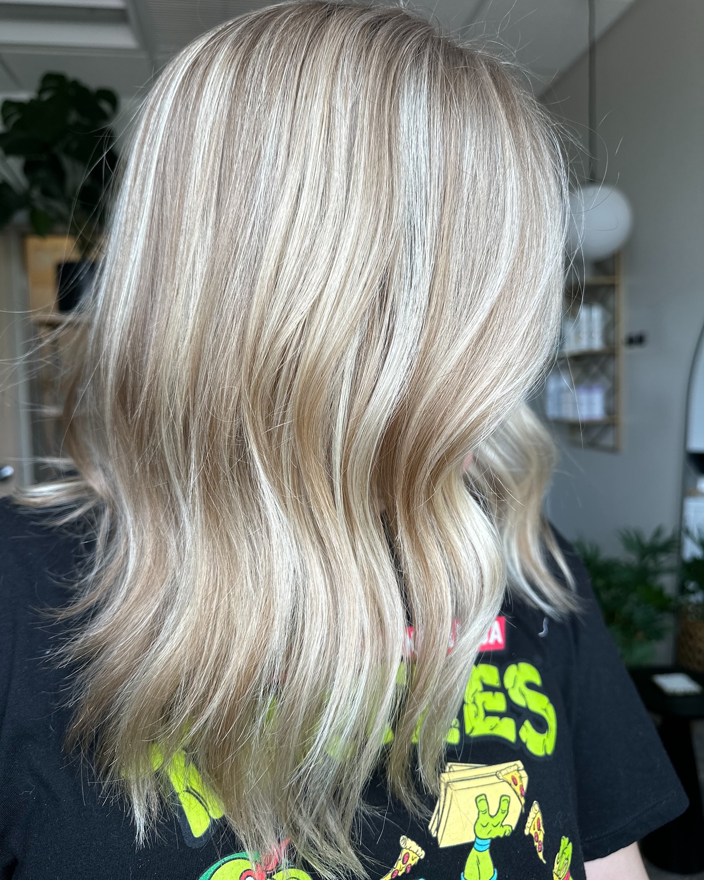B A R B I E ——>
swipe for before 😳
Virgin hair and lifted like a Barbie girls dream! Teasylights all over 🩷
#barbiehair #blondehair #teasylights #blondespecialist #naperville