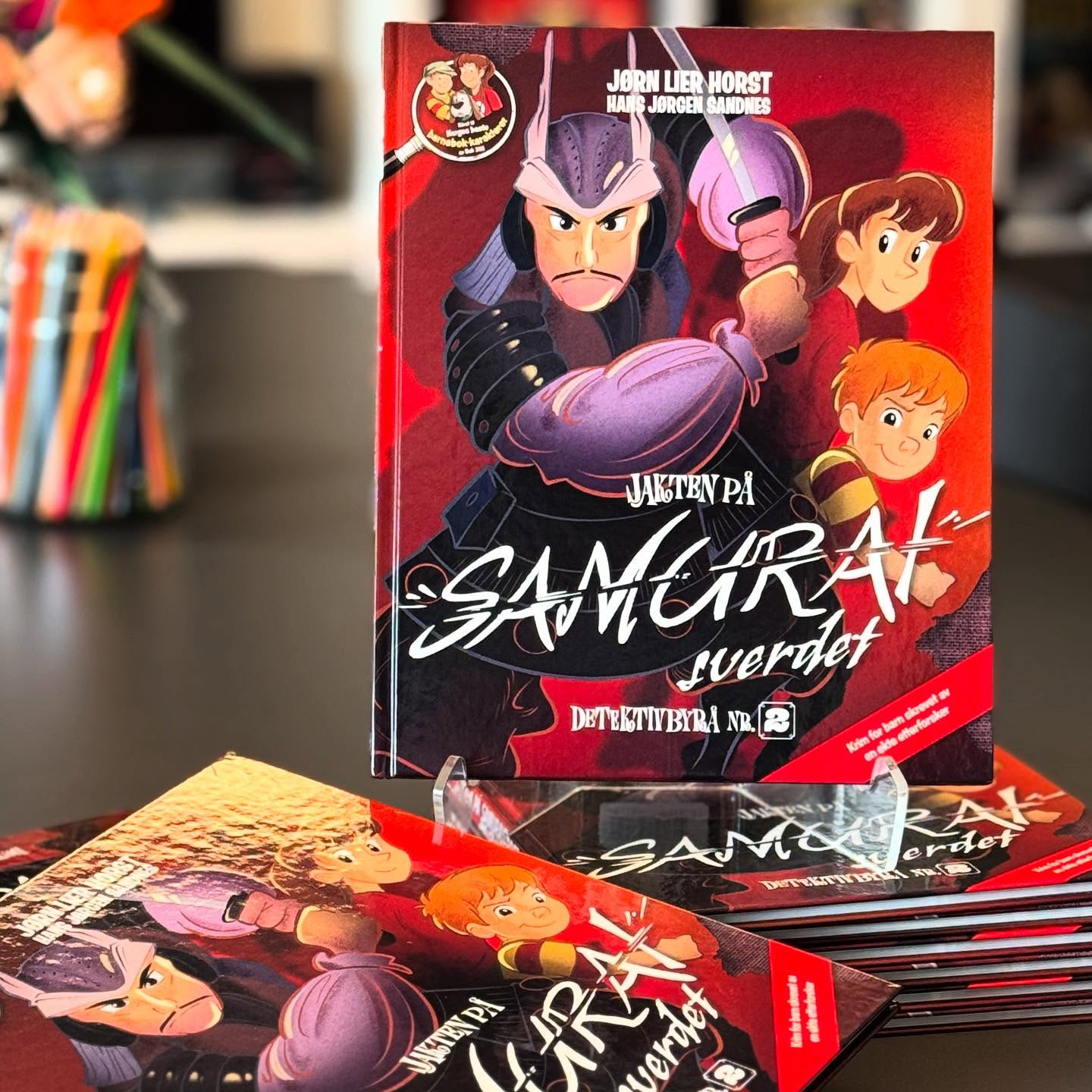 Ny bok, mer leseglede og flere spennende mysterier! «Jakten på samuraisverdet» er nummer 40 i serien om Detektivbyrå Nr. 2 og ute i butikk nå!
#detektivbyrånr2 @lierhorst @hansjorgensandnes @sandnesmedia @bonniernorskforlag #leseglede #krimforbarn #nybok