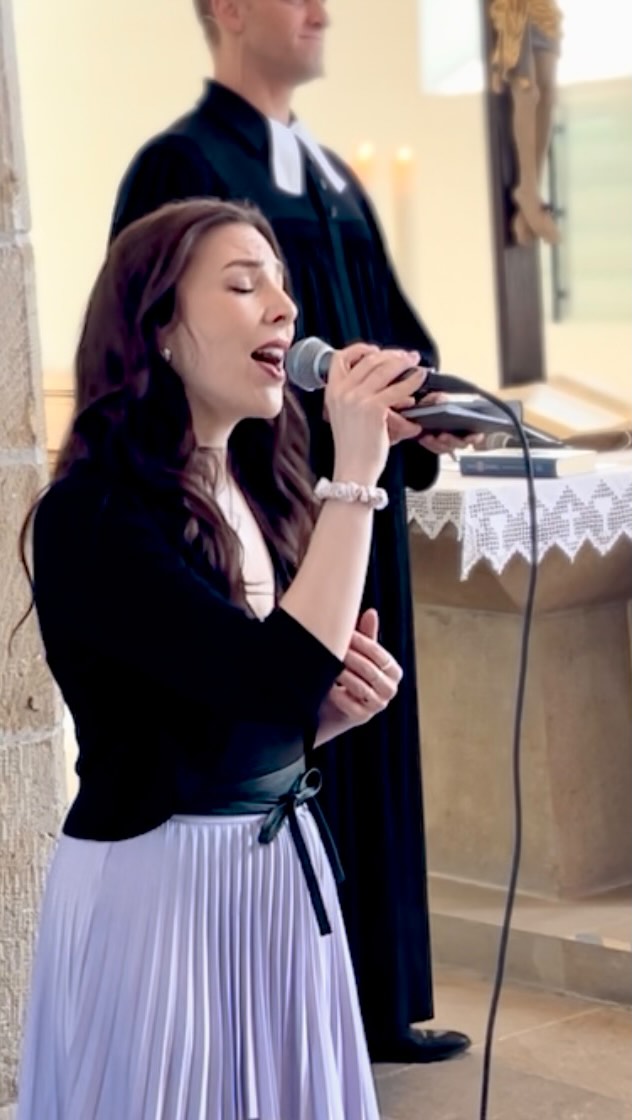 Am 1. Mai durfte ich diese kirchliche Trauung musikalisch begleiten — mit A Thousand Years als Einzugslied und Stand By Me zum Auszug.
Zwei Lieder, die zeitlos schön sind und jede Zeremonie stimmungsvoll begleiten.
Der Mai ist übrigens ein wunderbarer Monat für Hochzeiten: Die Natur blüht auf, die Temperaturen sind oft schon angenehm warm, aber noch nicht zu heiß. Vielleicht ja genau die richtige Saison für eure Trauung?
Speichert euch diesen Reel gern als Inspiration ab, wenn ihr noch in der Planungsphase seid.
#kirchlichetrauung #trauung #hochzeitsinspiration #hochzeit2025 #maittrauung #hochzeitsmusik #livegesang #sängerinfürdietrauung #athousandyears #standbyme #lieblingslieder #weddingseason #hochzeitssängerin #musikfürdiezermonie