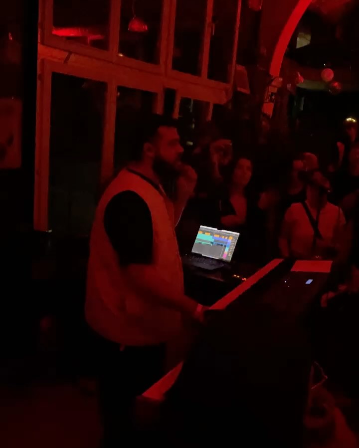 What a beautiful weekend, it’s always just so incredible seeing you all vibing and dancing to my songs, thank you so much 🫶 can’t wait for the next ones ☀️
-
Quel weekeeeend de fou ! C’est toujours si incroyable de vous voir viber and danser sur ma musique, merci mille fois 🫶 vivement les prochaines ☀️
@case_a_chocs @peppersound_agency @nadeje08 @amelie_fsl