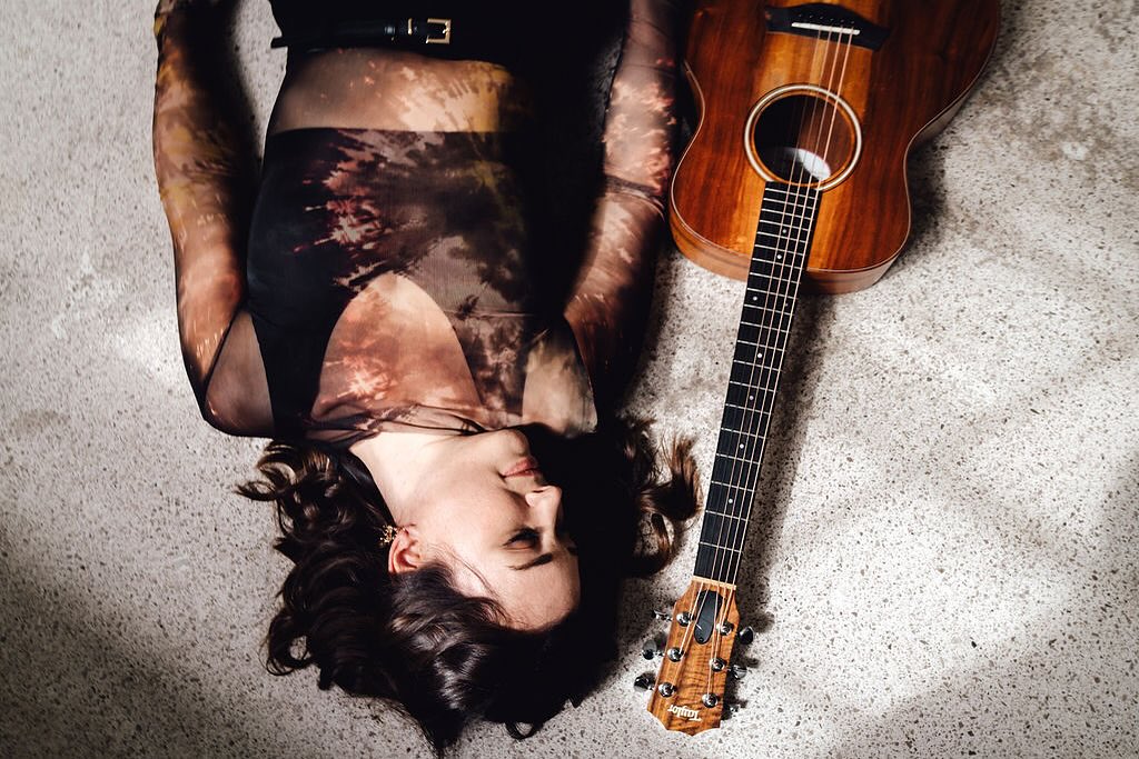 Auf geht‘s ins nächste Wochenende nach dem Motto: living the good life mit viel viel Musik, Sonne, Mikro in der Hand und Herzensmomenten ❤️🥰 🎤 Zum Glück hat sich das Wetter der letzten Woche noch rechtzeitig vor dem Wochenende verzogen 🫶 📸 @___janahofmann
.
#singer #musician #hochzeitssängerin #eventmusic #austriawedding #musikzurtrauung