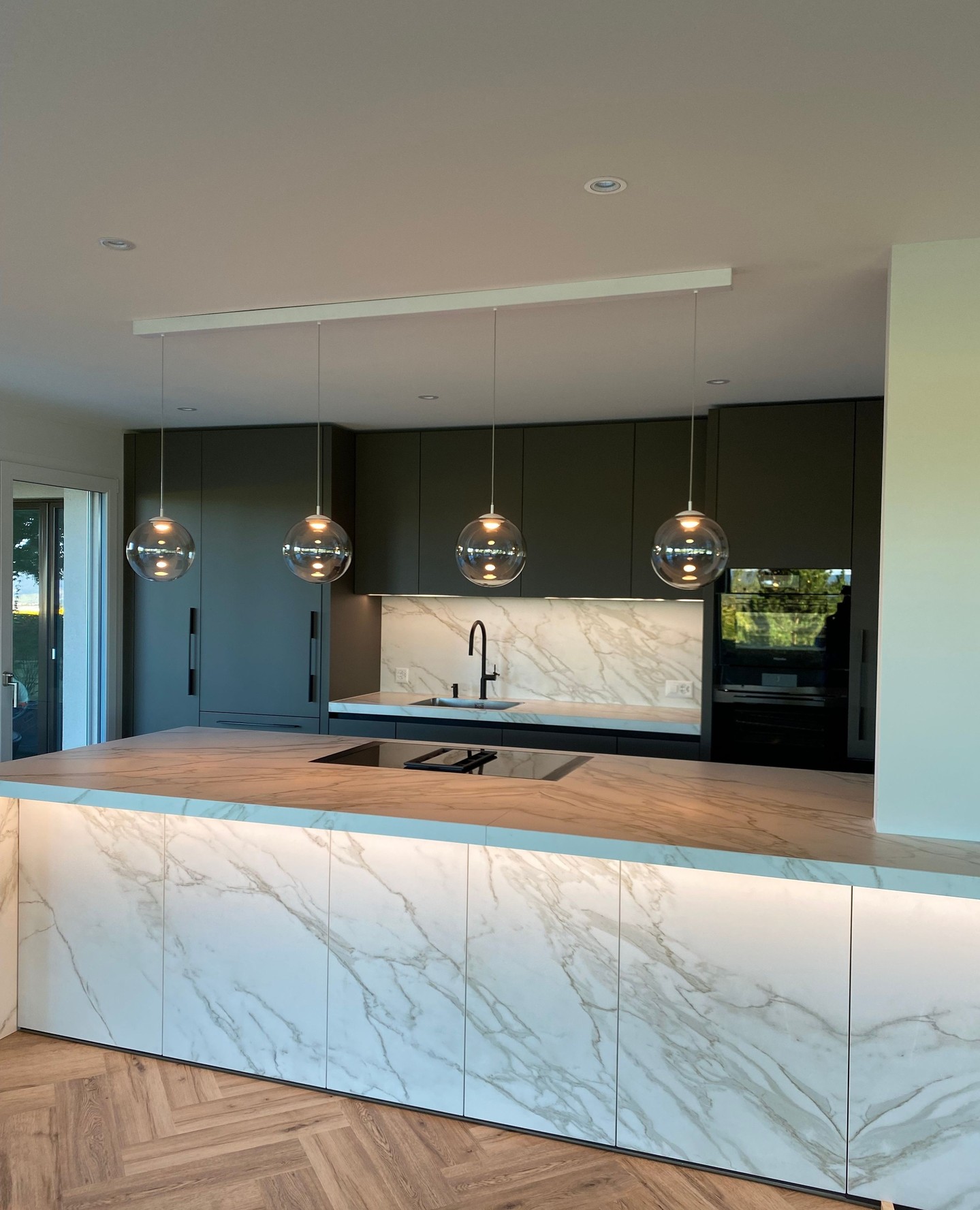 💫 Kitchen renovation 👉🏼 swipe right to see the "before"
A full kitchen transformation – from the floors to the lighting, every detail has been reimagined. New counters, smart storage, and a fresh layout turn this space into the heart of the home.