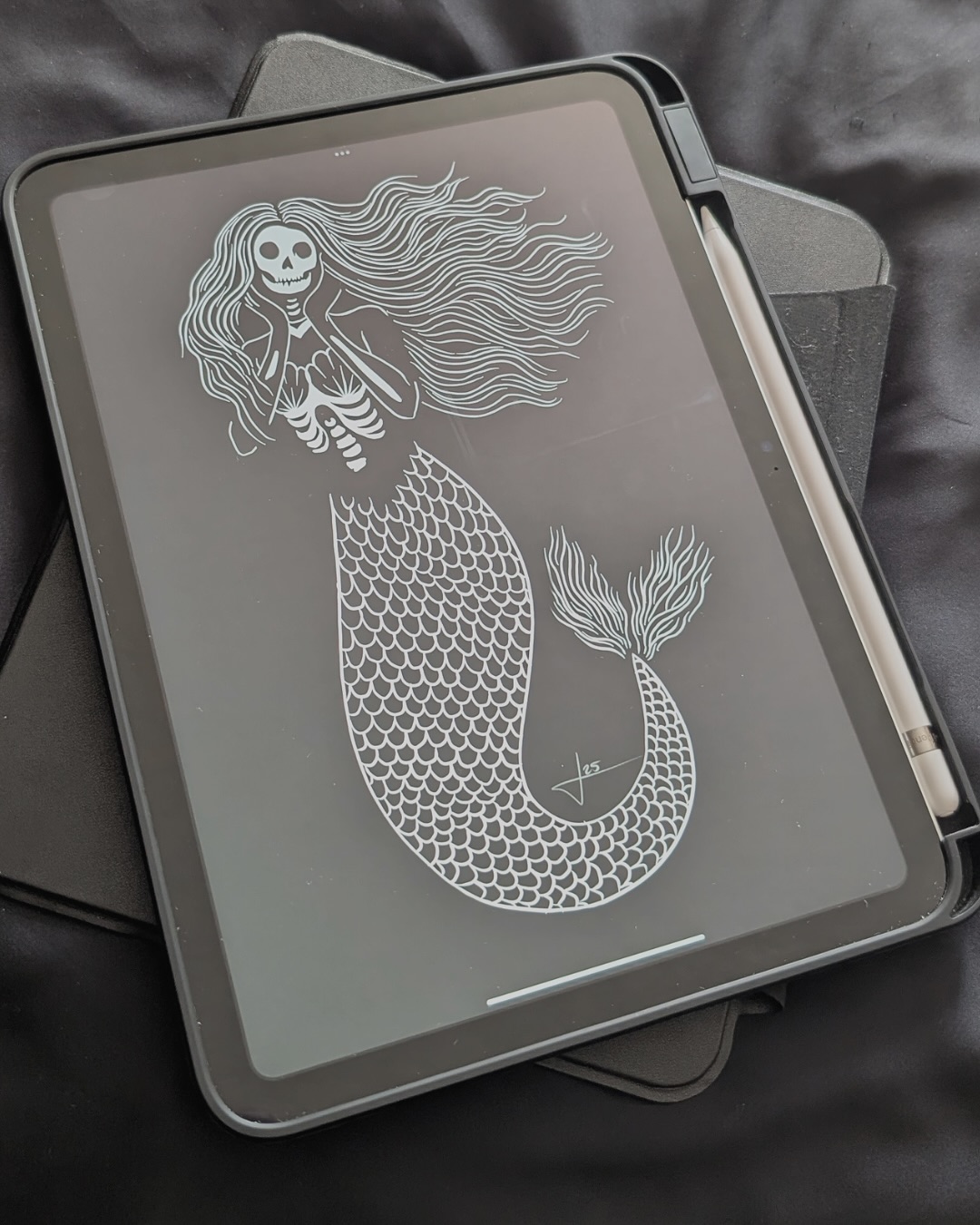#Mermay is over but I went ahead and made a sister for the original ghostly mermaid.
.
Using gel pens on black paper, I recreated her and even made a second version with a golden touch.
.
I love how she turned out! Which version is your favorite?
Gold âĄď¸or silver đĄď¸
.
#GhostlyMermaid #InkArt #Mermay2025