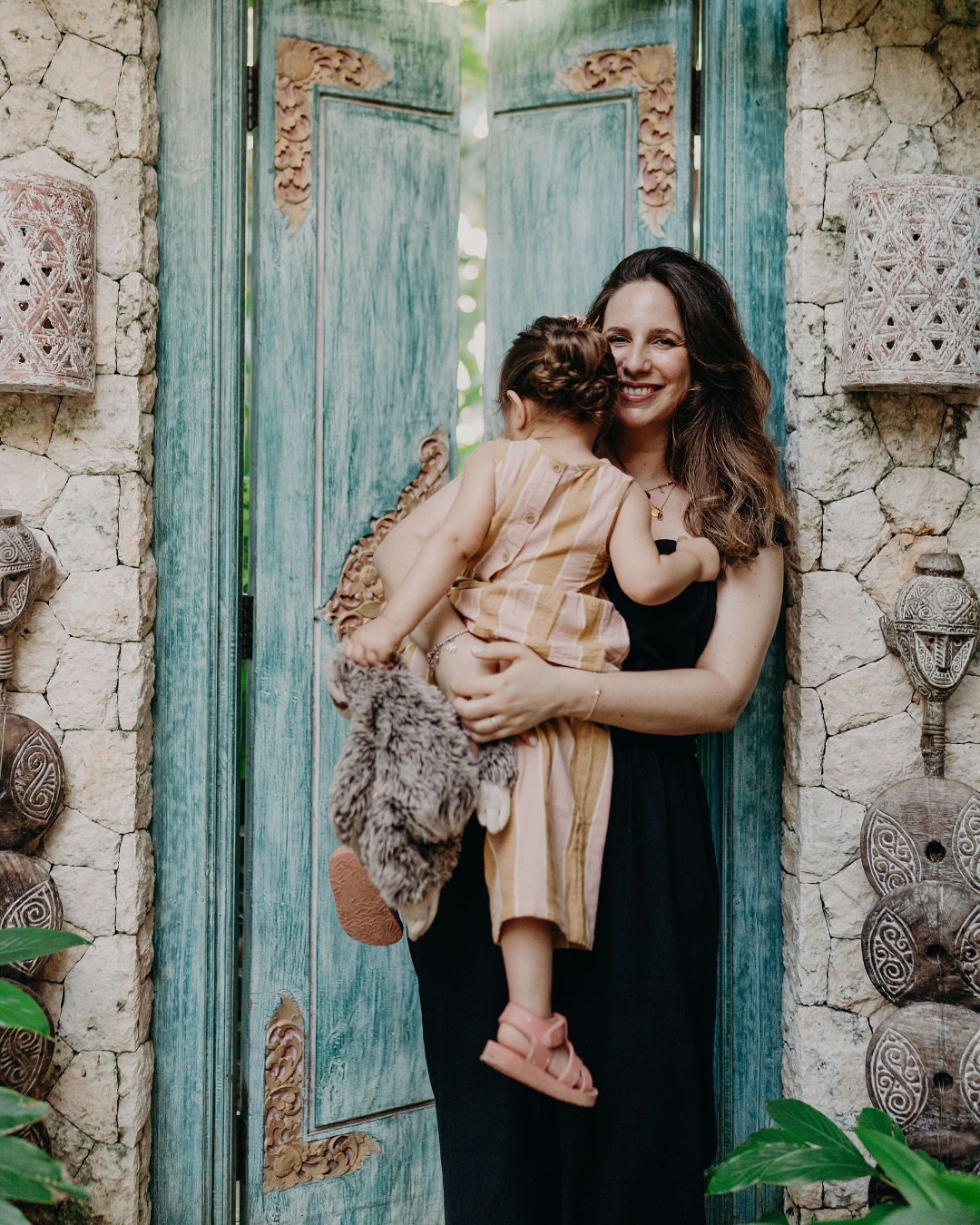 Heute ist Muttertag – und ich bin so dankbar, dass ich dank meiner Kinder nicht nur Mama, sondern auch kreativ ganz ✨neu✨ geworden bin.
Ohne meine zwei kleinen Alltagsabenteurer hätte ich meinen Weg nie in die Welt der Illustrationen, Texte und liebevollen Ideen für Kinder und Eltern gefunden.
Sie haben mich inspiriert, mein Herz in Bilder zu stecken – und aus einem Gefühl wurde ein Etsy-Shop.
An alle Mamas da draußen:
Ihr macht das Großartigste, Tag für Tag. Zwischen Brotdosen, Wäschebergen und Gute-Nacht-Geschichten steckt so viel Liebe, Kreativität und Kraft.
Ich seh euch – und ich feier euch! ❤️
Habt einen schönen Muttertag – ihr habt ihn euch sowas von verdient.
#muttertag2025 #mamasein #kreativemama #alltagsmomente #lebenmitkindern #illustrationenfürkinder #mamabusiness