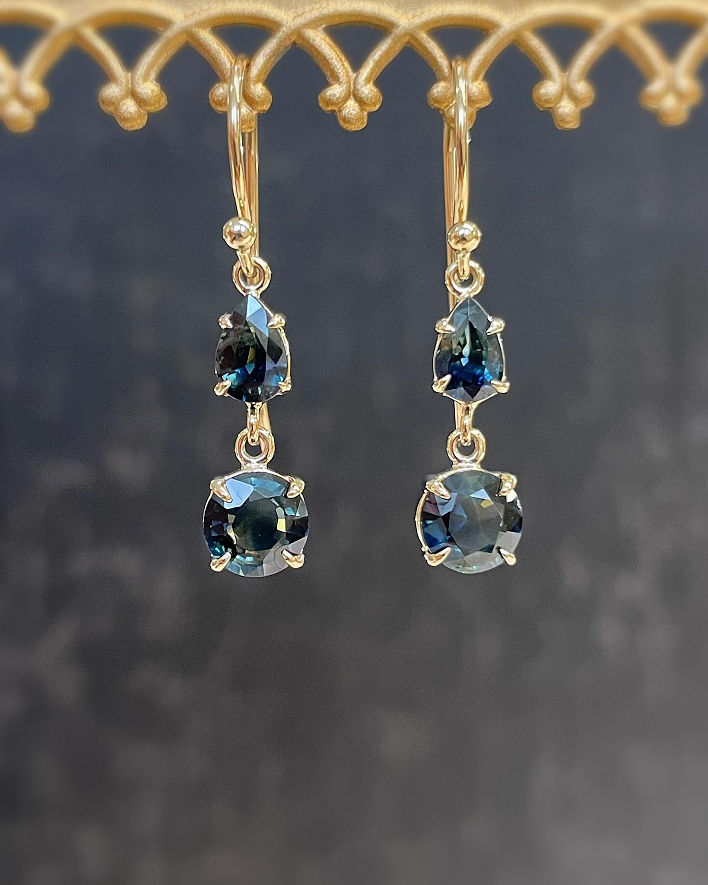 Sparkly little Australian sapphires set in yellow gold, now in stock ✨
#australiansapphires #sapphireearrings #sapphireingold #partisapphires #handcrafted #jewelleryworkshop #leurajeweller #leuramall #bluemountainsjewellery #ainsleyfinejewellery