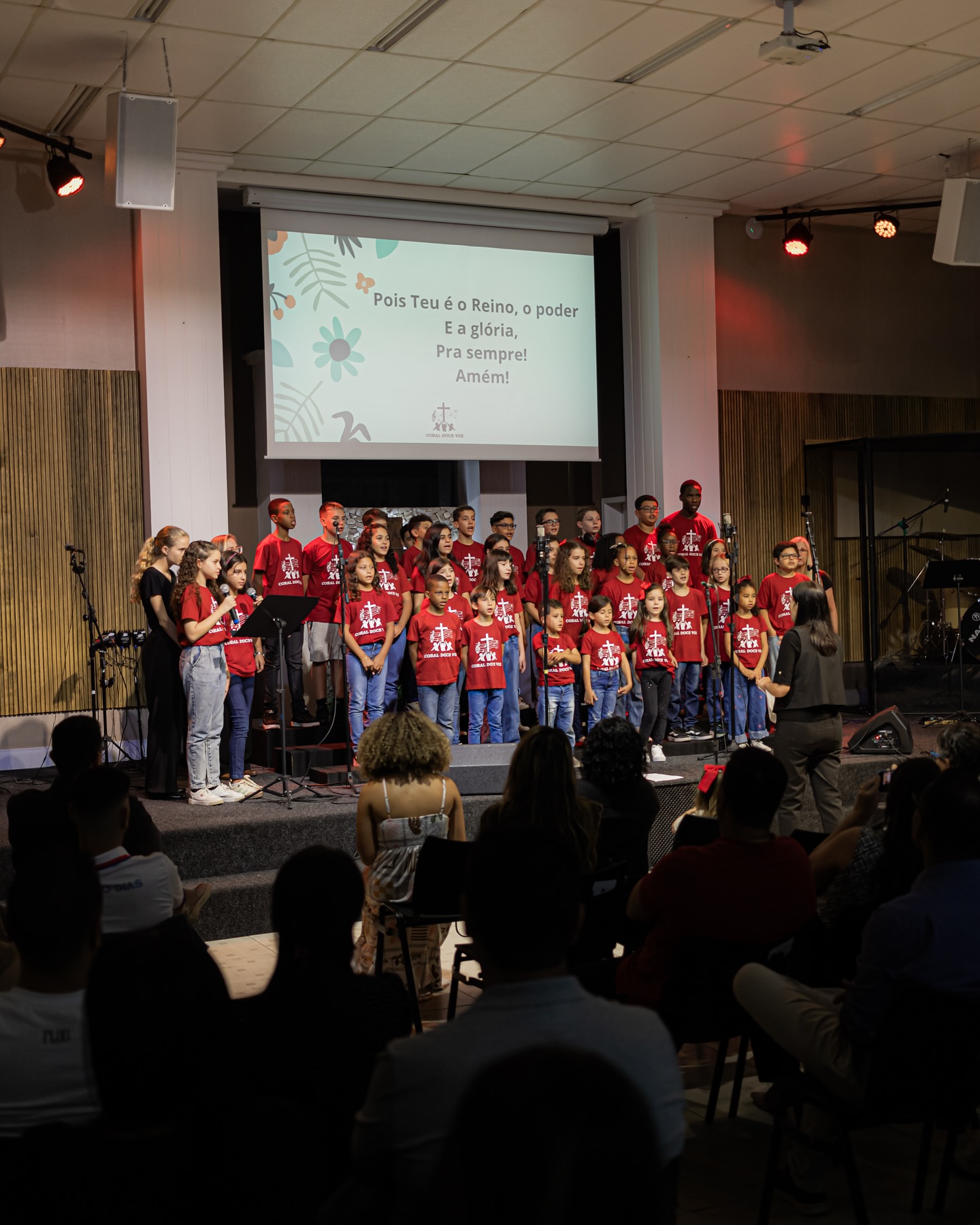 Hoje foi dia de adorarmos juntos ao Senhor!
Um culto cheio da presença de Deus, onde celebramos Sua bondade e exaltamos o Seu nome em unidade.
Nosso coral Doce Voz emocionou nossos corações com canções dedicadas às mães — um momento especial de gratidão e honra por essas mulheres tão preciosas!
“Oh! Quão bom e quão suave é que os irmãos vivam em união!”
(Salmos 133:1)
.
.
.
.
#CultoDeAdoração #CoralDoceVoz #DiaDasMães #FamíliaDaFé #CristoNoCentro #Comunhão #IgrejaViva