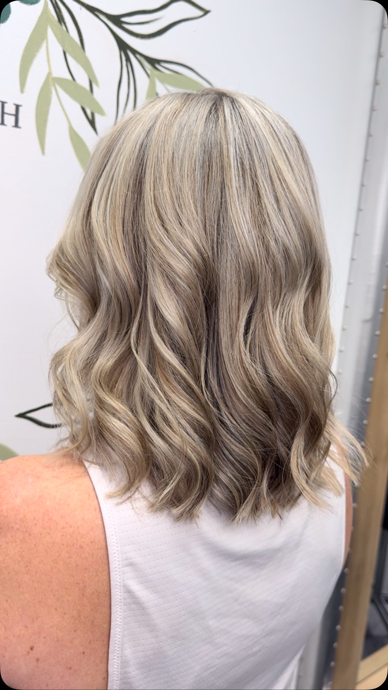 Highlights, lowlights, tone and a restyle by Cara 😍 toned with wellaplex toner - treatment and toner in one ✨
#caragibbshairdressing #highlights #wella #wellaplextreatment #restyle #salesalon #sale #saletowncentre #m33