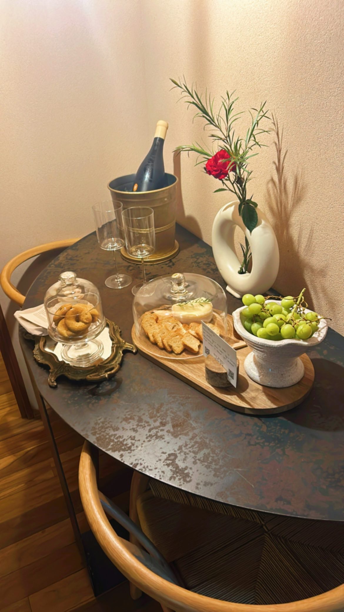 If you visit Ponte de Lima region-don’t miss to stay at this gem! They have @cerquido.nhome close to the mountains& @vinha.nhome at the vineyards-you can’t go wrong with either of them-obrigada @123tdis
What a weekend retreat @stunning @vinha.nhome -Lusitania suite with @hastens_lisboa bed and delicious breakfast, relaxing atmosphere. Guaranteed that you wanna stay forever-the place is so relaxing as you are literally surrounded by vineyards or famous Loureiro wines& delightful honey. The amenities are top notch-Smeg, Dyson, Aesop, Zara home-all carefully selected to make the place cosy, comfy& relaxing. The breakfast-oh my-warm bread from wooden oven, crispy croissants, fruits, juices, tea, yogurt, cereals, cheese, ham, jam, honey-it’s a brunch-not breakfast.
We had the honor to visit Ponte de Lima Equestrian competition-so many gentle& giant at the same time souls, been lucky to visit paddocks& cuddled some horses-respect to all equestrian & organisers-great job! The wine festival was the cherry on the top, with lectures, tastings, local food, cocktail bar, DJ…
Met so many interesting ppl- @mariabflemos @123tdis @ritaibericonogueira @mjnogueiramendes …
Thank you all for unforgettable weekend🙏🏻