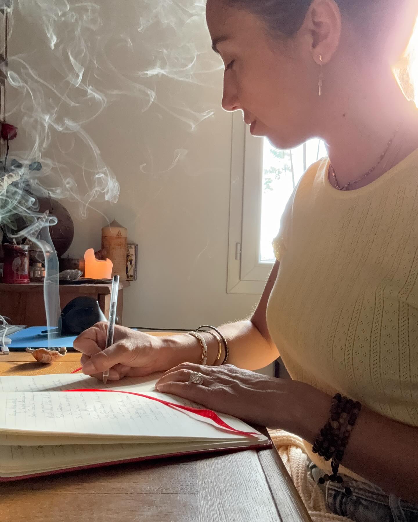 🕯️. Préparation d’un soin d’aujourd’hui. 🕯️
.
Il est si précieux ce moment de préparation et d’ouverture.
Le début d’un lien, la découverte de son monde.
En poussant la porte de son histoire, j’observe, écoute, ressens tout ce qui est son être profond.
Le beau, le fort, les failles, les peurs, les mémoires,les liens, la fatigue, l’amour…
Relever par écrit les directions à prendre, le moment venu, où nous serons ensemble pour recentrer, réajuster et libérer ce qui n’est plus et révéler ce qui doit être 🌱.
.
Hâte de se (re)voir
.
🤍
.
..
…
..
.
Plus d’infos dans ma bio ou messages
.
..
…
..
.
#wild #soinénergétique #energetic #energetico #spiritual #spiritmessages #spiritguides #wildchild #energetique #energetique #guerisseuse #guerisondelame #guérisonintérieure #mieuxetre #cheminspirituel #soi #newlife #nouvellevie #reconnexionàsoi #reconnecting