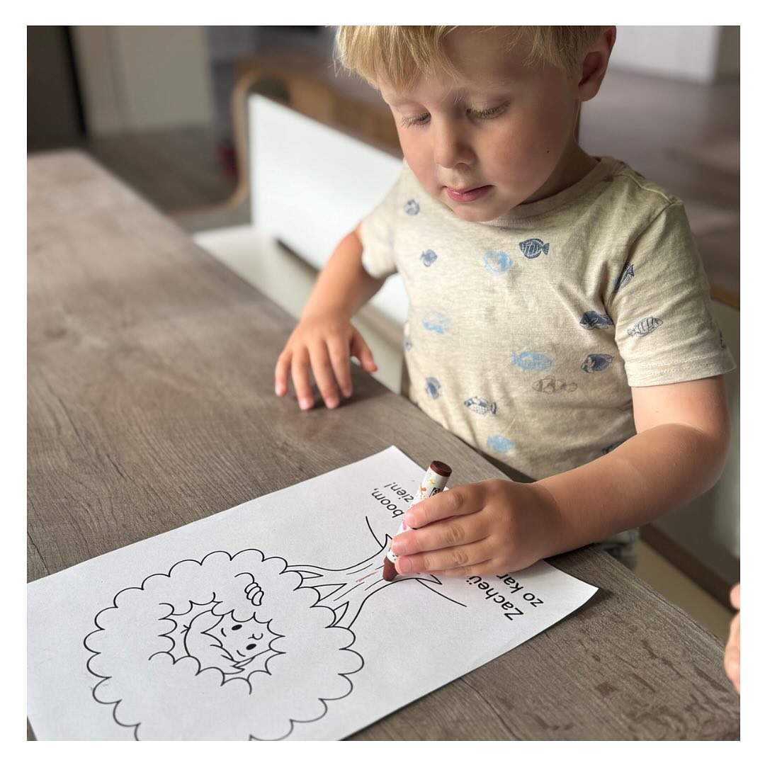 LEUSDEN
Kijk, Zacheüs in de boom! 🌳
Zacheüs was een klein mannetje. Hij wilde Jezus zien, maar er stonden allemaal mensen voor hem! Dus klom hij hoog in een boom. Toen zag Jezus hem en zei: “Zacheüs, kom maar naar beneden, ik kom bij jou op bezoek!”
Ook gingen wij bouwen. Niet met een boom, maar met blokken en scheerschuim! We maakten zelf huisjes – grote en kleine, en sommige vielen een beetje om, maar dat was niet erg. Wat een pret! 🏡
En weet je wat we nog meer deden? We knutselden onze eigen wasmachines! 🧺