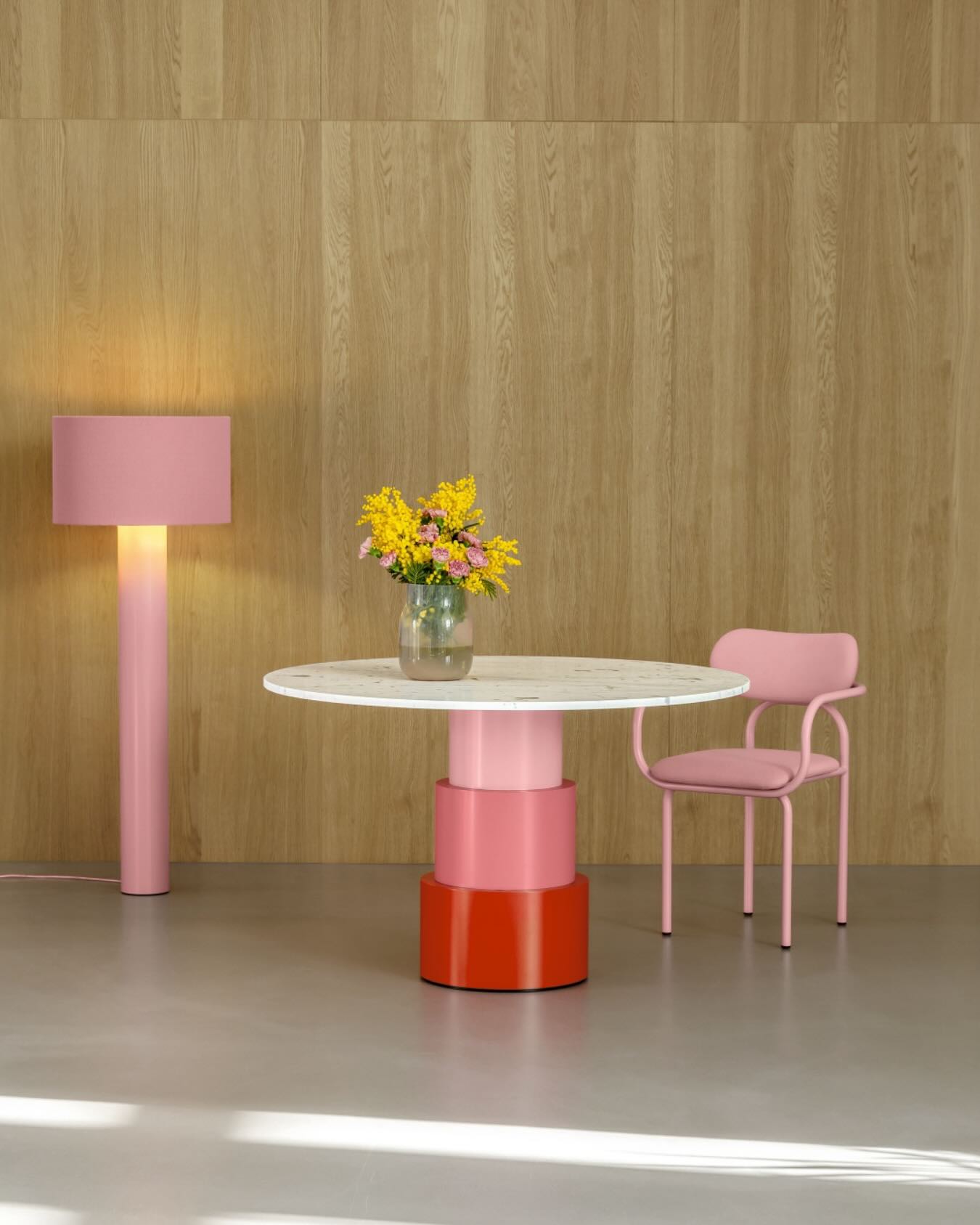 NEW U TURN TABLE WITH ALL ROUND FLOOR LAMP & DOUBLE U ARMCHAIR
Dimensions Ø 120 x H 75
With its distinctive silhouette, democratic seating arrangement, and iconic colour scheme, U TURN serves as a striking centrepiece for any open space layout. The central base is made of three tapering cylindrical elements while the sleek tabletop appears to float above it.