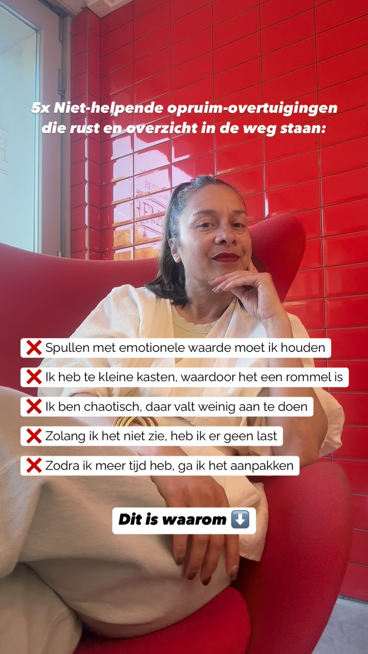 Deze overtuigingen gaan je niet helpen om rust en overzicht in huis te krijgen:
❌ “Spullen met emotionele waarde moet ik houden.”
Niet alles wat herinneringen oproept, hoef je fysiek vast te houden.
Zeker als het gaat om spullen die een negatieve lading met zich meedragen.
Kies wat echt betekenisvol is — en laat los wat je belemmert.
❌ “Ik heb te kleine kasten/een te klein huis, waardoor het een rommel is.”
Meer ruimte lost een te veel aan spullen niet op — het verplaatst het probleem. Opruimen gaat over keuzes maken, niet over opslag uitbreiden.
❌ “Ik ben nu eenmaal chaotisch, daar valt weinig aan te doen.”
Chaos is geen karaktertrek — het is vaak een gevolg van te veel moeten, te weinig structuur en geen systeem dat bij je past.
❌ “Zolang ik het niet zie, is het geen probleem.”
Rommel die je niet ziet, kan alsnog energie trekken. Denk aan overvolle lades, zolderkamers of logeerkasten: die mentale ‘achterstand’ voel je.
❌ “Zodra ik meer tijd heb, ga ik het aanpakken.”
Maar je vindt altijd iets anders waar je prioriteit aan geeft.
Tijd om op te ruimen komt niet vanzelf. Een opgeruimd huis geeft je tijd en energie terug — het is geen extra klus, maar een bevrijding.
Merk je dat je blijft uitstellen omdat je niet weet waar te beginnen of hoe te kiezen?
Je hoeft het niet alleen te doen.
📌 Plan een gratis kennismakingscall — dan kijken we samen waar jouw blokkade zit, en hoe jij stap voor stap naar overzicht en rust komt.
Via de link in bio of zet SOS onder in de comments en ontvang de link ⬇️✌🏽
Volg @miriamjbakker voor meer opruim motivatie en tips ✅
#opruimcoach #rust #overzicht #opruimmethode #spullenloslaten #mariekondo #ontspullen