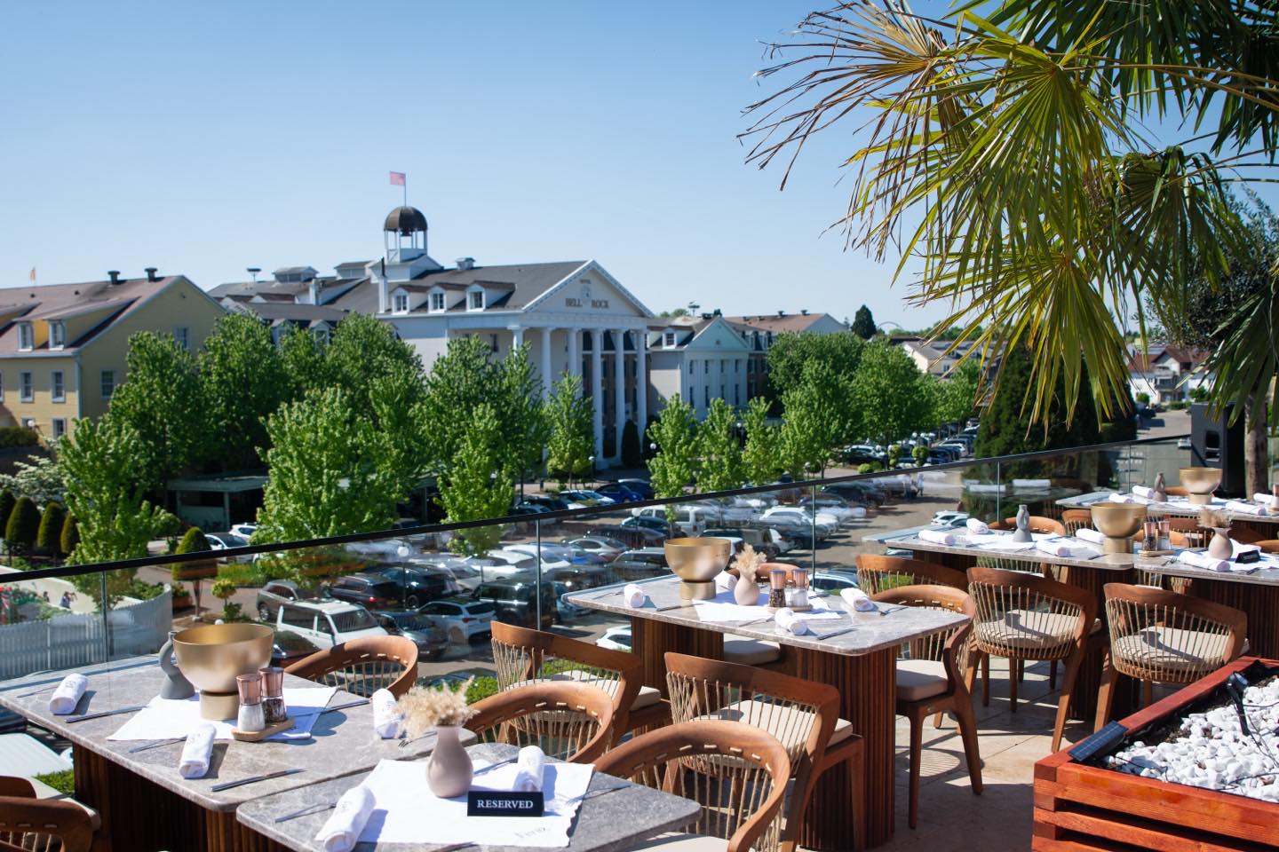 Enjoy the view over the rooftops of Rust 🍸 ☀️
#Fenix#Hayat#Hotel#Rooftop#Sun#Holiday#Rust#Europapark#Rust#Drinks#Food