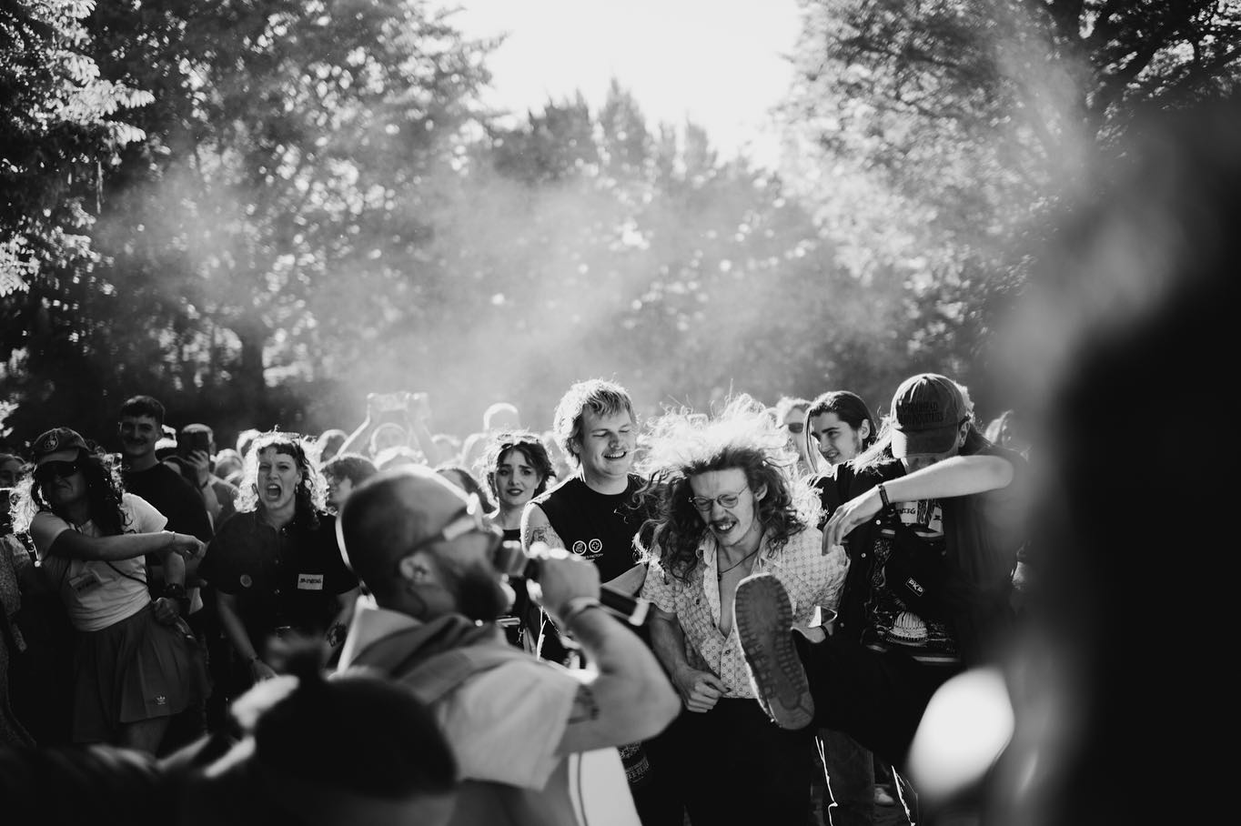 Gister een dagje naar @mamaspridefest ❤️
Wat een heerlijk (gratis!) festival…
En met gevaar voor eigen (en andermans levens en neuzen 🩹) waren we ingedeeld bij het Limburgse @zjwieg 🍻
Een dialectpunkband, met diepgaande teksten over vlaai en kebab en wat een bijzondere ervaring bleek te zijn 😂
Voor het eerst heel weinig foto’s van de band maar juist VOOR het podium heel veel geschoten… er gebeurde zoveel 🤯🤯🤯
Krijg t nog steeds niet helemaal verwerkt geloof ik 😂