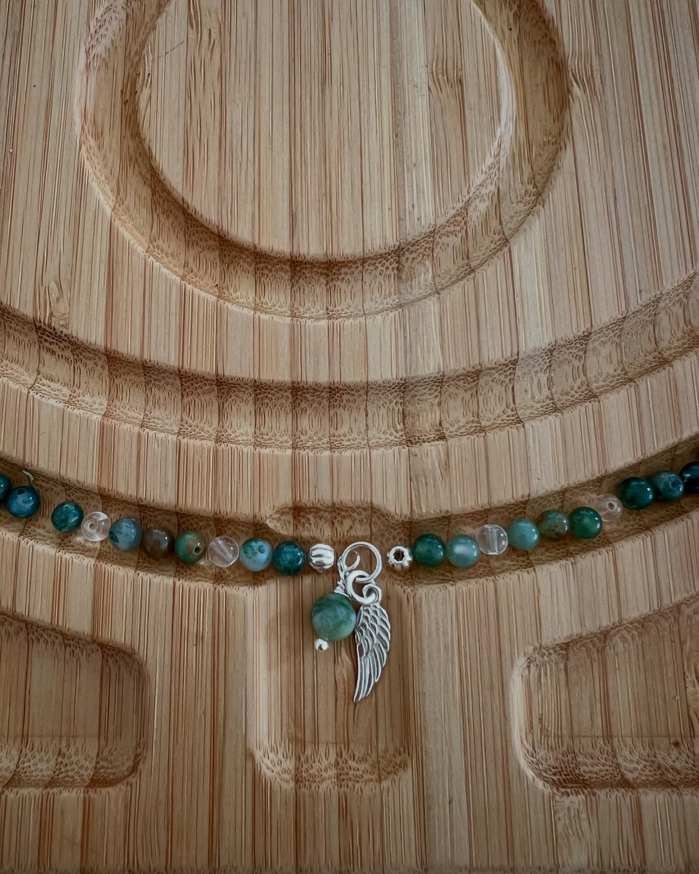 Moosachat & Bergkristall mit Sterlingsilber 925
Sanfte Kraft aus der Natur: Diese handgefertigte Kombination aus Moosachat und Bergkristall mit edlem Sterlingsilber 925 verbindet Erdung mit Klarheit.
Der Moosachat schenkt Dir Befreiung und innere Ruhe, während der Bergkristall Inspiration und Zuversicht in Dein Leben bringt.
Ein Schmuckstück für neue Wege – leicht, klar und voller Vertrauen.
#Moosachat #Bergkristall #Sterlingsilber925 #Edelsteinschmuck #Inspiration #Zuversicht #SchmuckmitBedeutung #Naturschmuck #Vivescam #BohoStyle #Heilsteine #Schmuckliebe #Klarheit #HandgemachtMitHerz #neuewege