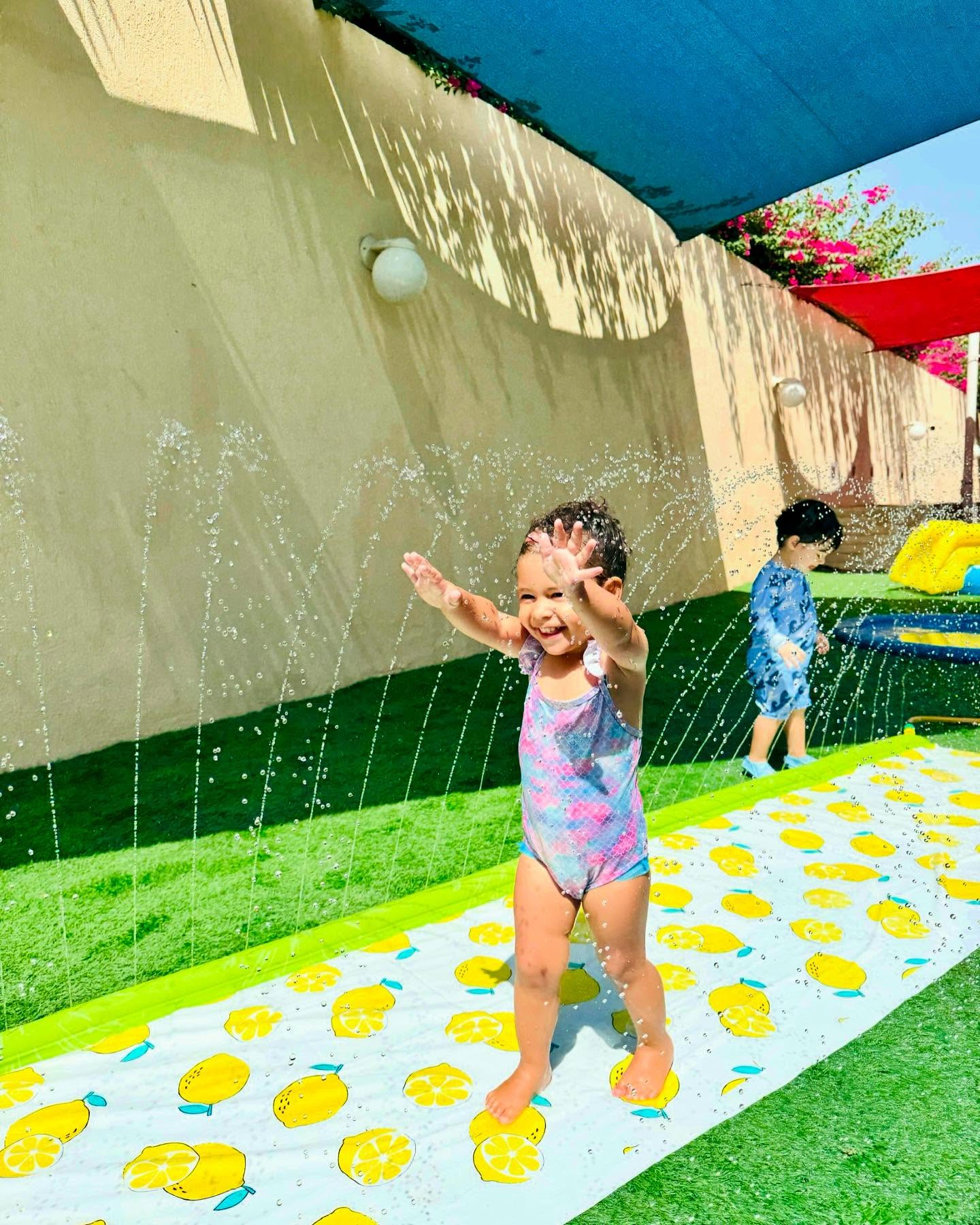 🇫🇷 La saison de la piscine est lancée à La Marelle
Les enfants profitent du soleil en s’amusant avec l’eau et en développant leur aisance aquatique tout en douceur 🏊🏻♀️
🇬🇧 Pool season has officially started at La Marelle
The children are enjoying the sun while playing with water and gently building confidence in a fun aquatic environment 🏊🏻♀️
#kindergarten #crechefrancaiseadubai #dubai #nursery #pooldays #kids
