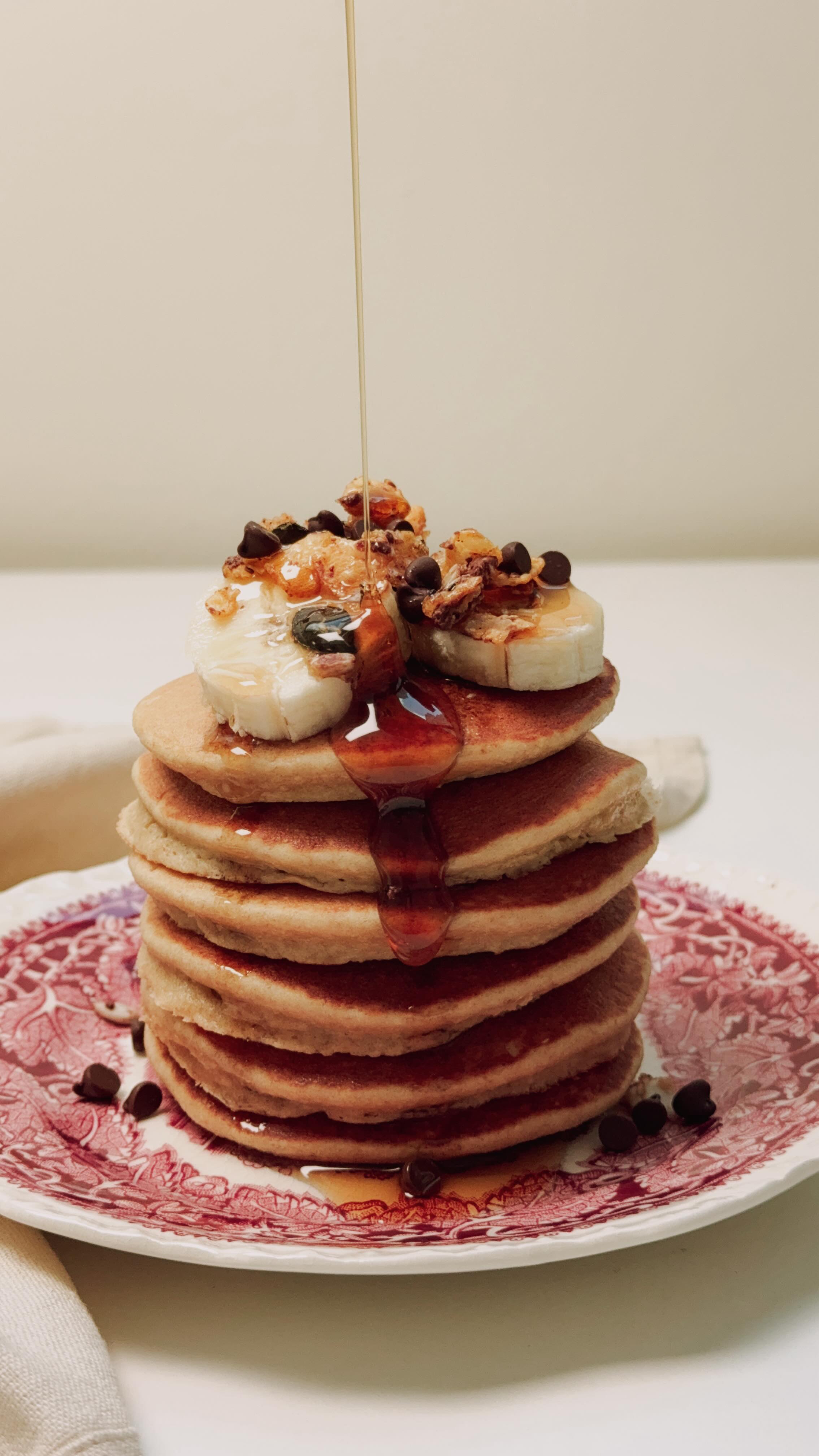 🥞 PANCAKES FAÇON BANANA BREAD 🍌✨
Cette semaine on vous a concocté une recette ultra simple, nourrissante et sans gluten, parfaite pour un petit-déjeuner sain !
INGRÉDIENTS :
- 25 ml de lait (végétal)
- 85 g de purée de banane bien mûre
- 1 œuf
- 40 g de farine d’avoine
- 1 cuill. à soupe de sucre (ou alternative naturelle)
- 1 cuill. à café de levure chimique
TOPPINGS :
- Rondelles de banane 🍌
- @lesgranolasdejenny (sans gluten, croustillants & gourmands)
- Pépites de chocolat 🍫
- Sirop d’érable 🍁
PRÉPARATION :
- Mixez tous les ingrédients ensemble, écrasez la banane à la fourchette et mélangez le reste dans un bol.
- Faites chauffer une poêle à feu moyen, versez une petite louche de pâte et laissez cuire jusqu’à l’apparition de bulles.
- Retournez le pancake et laissez cuire encore 30 secondes.
- Répétez jusqu’à épuisement de la pâte.
- Servez chaud avec les toppings : fruits frais, notre granola croquant Les Granolas de Jenny, des pépites de chocolat et un filet de sirop d’érable.
#lesgranolasdejenny #granola #glutenfree #swissmade #bananapancakes #oatpancakes #oatspiration #healthybreakfastideas #pancakerecipe #switzerland #healthyfood