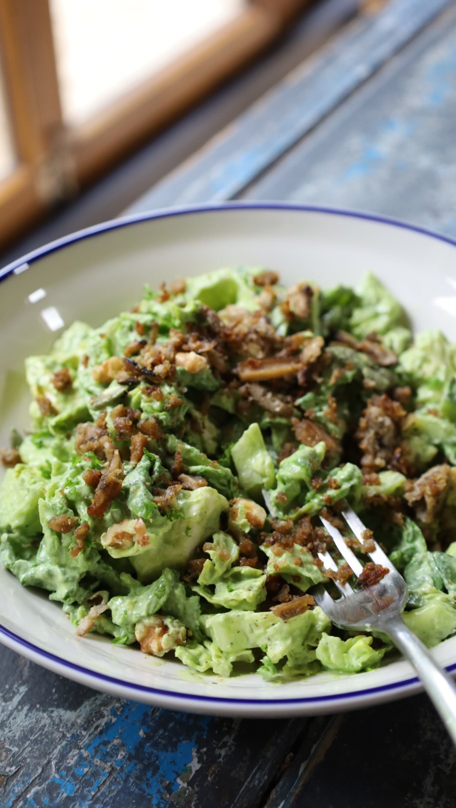 All about the green! Here is my Green Goddess Salad for a nourishing, filling lunch or dinner 🌱
High in protein, thanks to the tofu
Healthy fats from the avocado and seeds/nuts
Nutrients from all the greens.
For the savoury crumbs I grated @this.uk superfoods block and fried in a bit of olive oil until crispy, before adding a splash of soy sauce and frying for a further minute.
For the sauce:
3- 4 spring onions
A block of silken tofu
30g fresh herbs (I used a mixture of chives, dill, parsley, coriander and basil)
1 tbsp nutritional yeast
1 tsp light miso paste
1 small avocado (or 1/2 large avo)
Juice from 1/2 large lemon
1 -2 cloves of garlic
Sea salt and crushed black pepper, add to taste.
Blend until completely smooth.
For the salad I used 1 baby gems, 1/4 small white cabbage and 1 diced cucumber. Mix all together with the sauce, sprinkle with seeds and superfoods crumbs. Enjoy!
#greengoddess #viralreels #healthysalad #veganerezepte #foodblogger #gesunderezepte #foodreels #gesundessen #veganrecipe #dairyfree