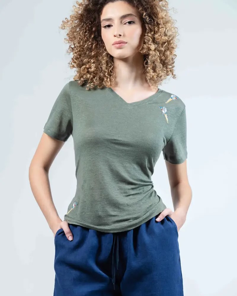 The Hartwell T-shirt is made of soft linen featuring a comfortable V-neck collar.
Perfect to wear during the summer months thanks to its natural breathable material.
Linen is a safe bet for a chic yet casual look at the same time.
Visit Henry’s of Moreton for the latest summer additions.
#hartwell #linenclothing #summertime #countrylife #cotswolds #summerchic