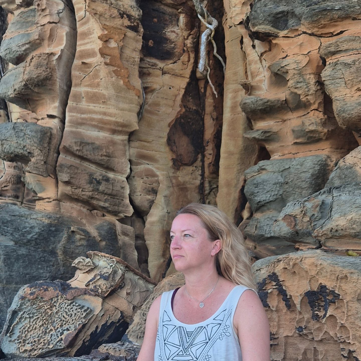 Une pensée spéciale pour Toutes les Mamans sur Terre, au Ciel, dans nos 💕 et à chaque Maman adoptive ou spirituelle. En cette journée dédiée à nos mères, je me relie aussi aux sagesses des 13 mères originelles, celles dont la sagesse sommeille en nous et est prête à être réveillée.
Si tu te sens appelée par ces transmissions dédiées à la sagesse du feminin contacte moi en MP.
Nous sommes déjà dans les énergies de la pleine lune, dans l' élément Eau, celle ci nous invite à reconnaître le chemin parcouru et notamment les inconforts actuels et à remonter leurs sources , il y a 6 mois dans la saison de la NL en scorpion...
Traverser et transmuter ce passage et laisser la fissure se refermer derrière nous, pour renaître à nous même dans la saison de la Divine.
Celle qui nous accompagne à Être plutôt qu' a faire. Être une bonne mère pour nous m' aime....
#Madagascar #fetedesmères #mere #soindesoi #divinefeminine