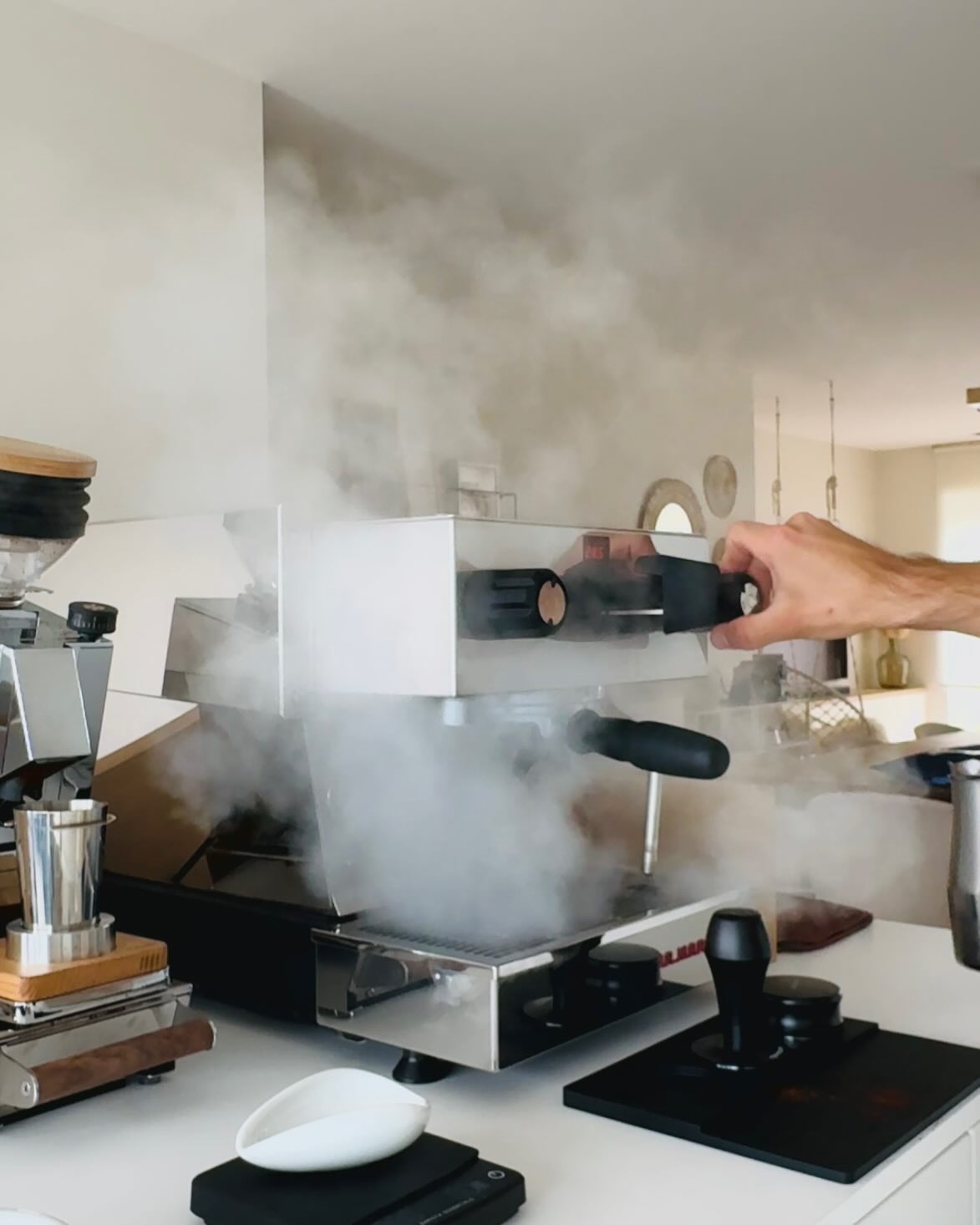 Goede latte art begint met perfect gestoomde melk.
Zijdezacht schuim, vloeiende beweging – maak van elke koffie een kunstwerk. ☕️