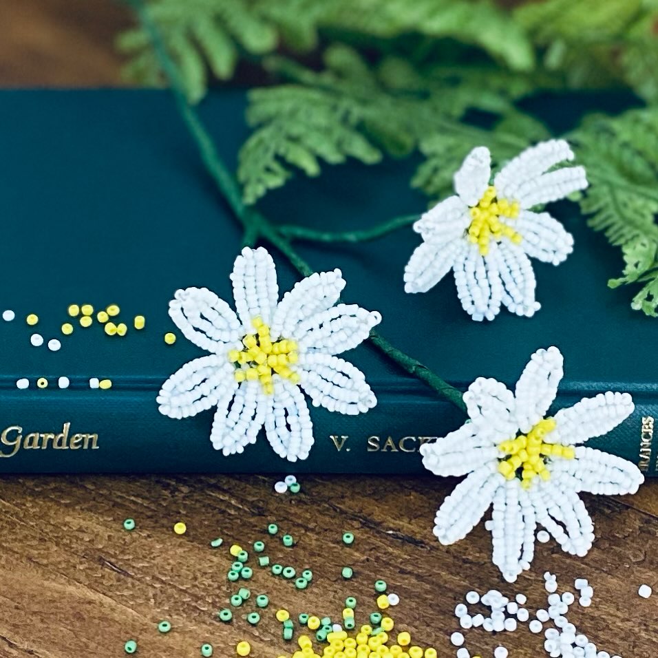 It’s daisy chain time! The fields are full of tiny little daisies, why not make your own ever lasting ones with our easy to make craft kit?
#daisy #daisyflower #daisychain #beadedflorals #beadedflower #thebeadedgarden #craftkit #crafts #craftastherapy