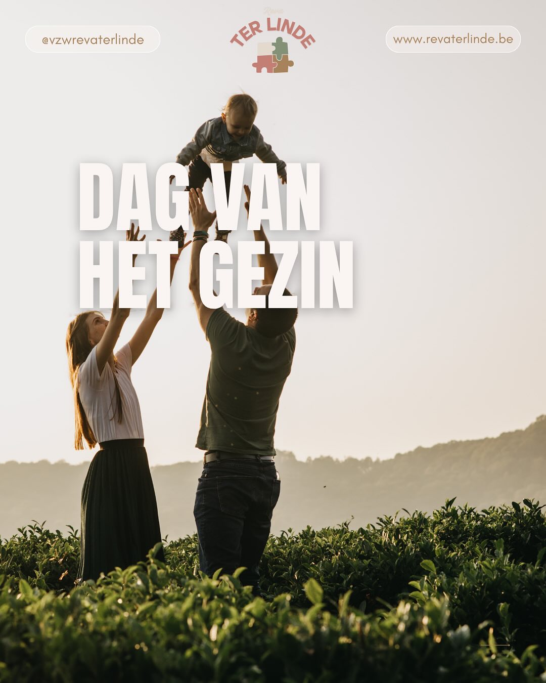 Een gezin is soms druk. Soms stil.
Soms ingewikkeld. Soms vanzelfsprekend.
Maar altijd uniek.
Soms zijn er twee mama’s.
Of één papa.
Of een pluspapa, een zorgbroer, een oma die alles runt.
Soms is er wat meer hulp nodig, of wat meer geduld.
Soms groeit een gezin buiten de lijntjes – en net dat maakt het mooi.
Vandaag is er plaats voor élke versie van een gezin.
En dat mag gezien worden. 🫶
#dagvanhetgezin