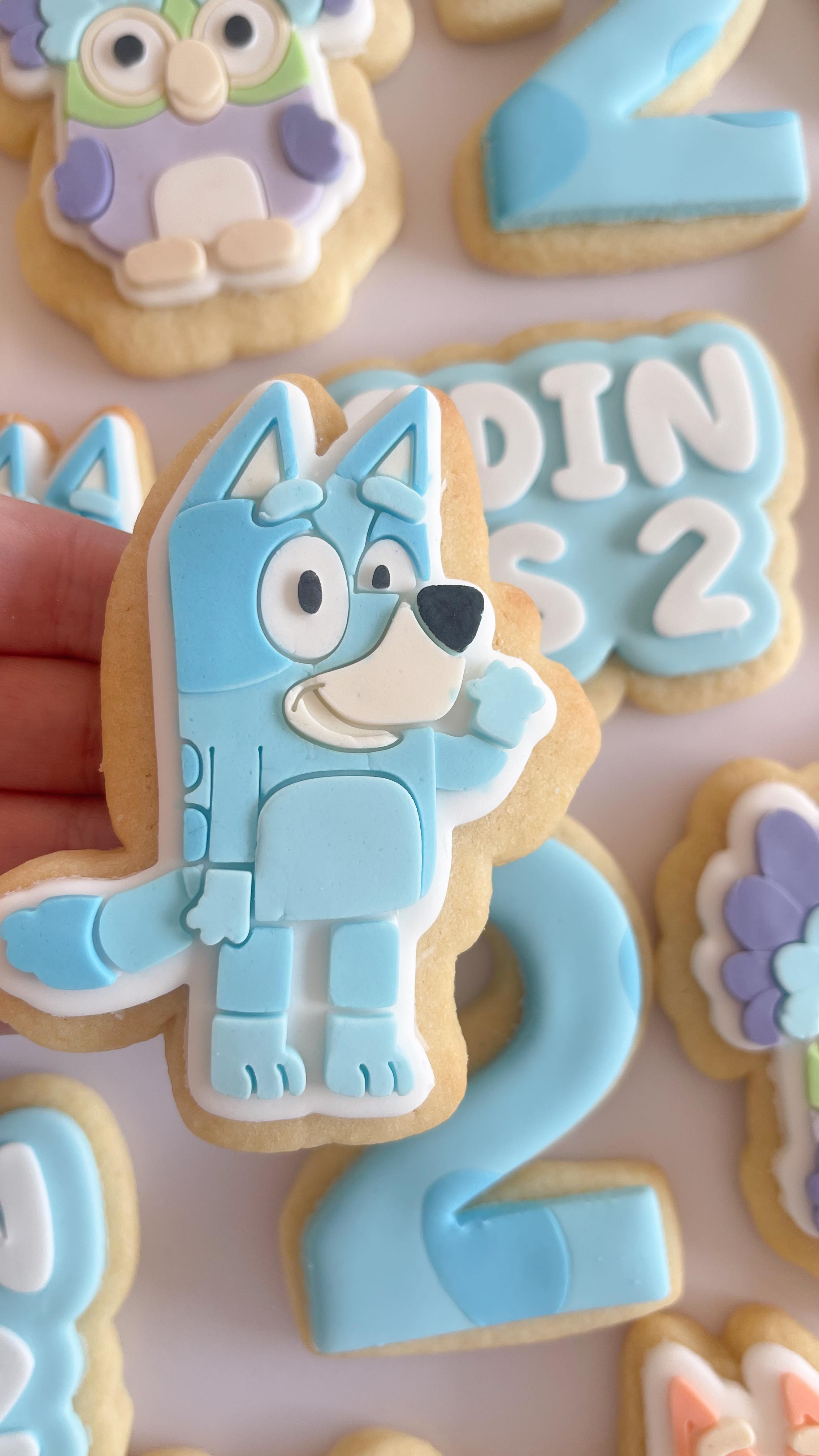 Let’s decorate Bluey together 💙 debosser available on our website now!
#stampedbyel #cookiestamps #cookieembossers #cookiedebossers #cookiesupplies #sugarcookiesupplies #fondantcookies #smallbusiness #shopsmallbusiness #alburywodongabusiness #bakingsupplies #blueycookies #blueyandbingo #blueycharacters #chattermaxcookiestamp