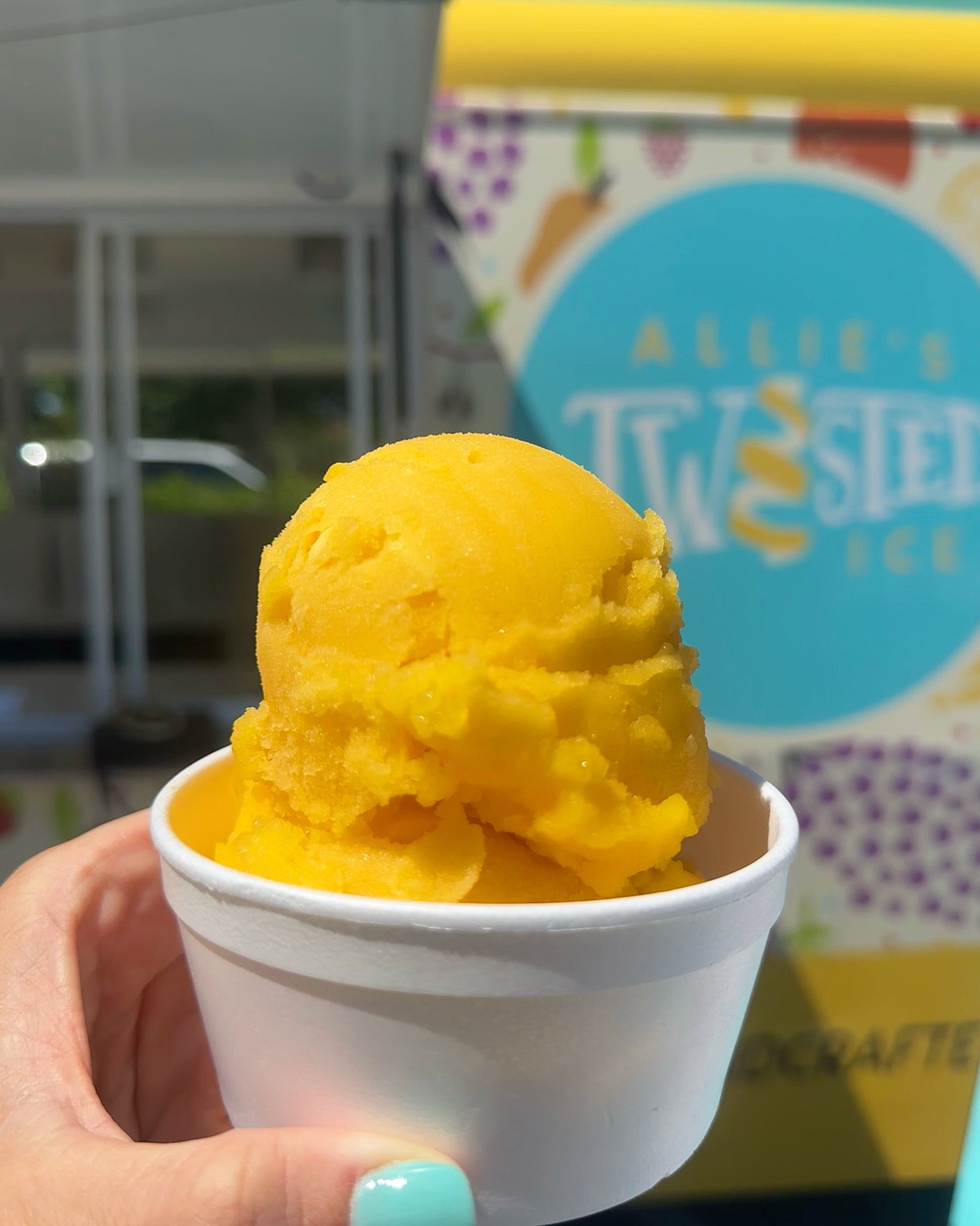 Scoop, smile, repeat☀️🍧
Come see us today from 2-8pm!!!
#fairhope #fairhopealabama #twistedice #icecream #sorbet #gelato #ice #scoop #scooping #love #happy #sunshine