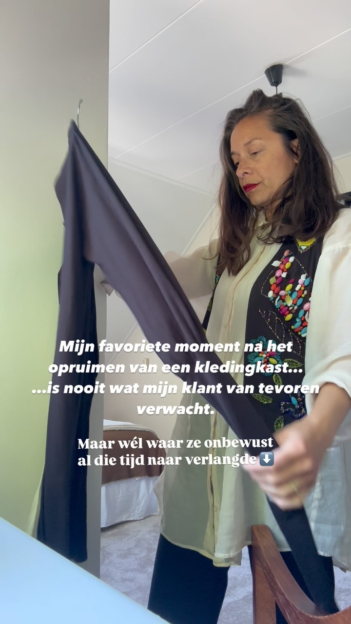 Je kast zit vol, maar je hebt alsnog niks om aan te trekken.
Je bent kleding kwijt.
Er is geen overzicht.
Je draagt vaak dezelfde items, omdat deze makkelijk te pakken zijn.
Je begint met opruimen en vult wat zakken met kleding die je niet meer draagt.
Je kast krijgt weer een beetje ruimte en lucht.
Maar je voelt dat het nog niet echt af is.
En een paar weken later is het weer chaos.
Herkenbaar? Dan is dit waarschijnlijk je aanpak geweest:
1. Je doet alleen de kleding weg waar je zeker over bent.
2. Twijfelstukken belanden onderin, bovenop of helemaal achterin.
3. Je pakt steeds een stukje van je kast aan, maar nooit alles in één keer.
4. Kleding die je ooit wilde (ver)maken? Die ligt er nog steeds.
5. Die retouren die je nooit hebt teruggestuurd? Geen idee wat je ermee moet.
En tóch ligt daar niet jouw grootste struikelblok.
Het echte verschil maak je pas als je niet alleen spullen wegdoet,
maar ook ruimte maakt voor wat bij je past.
Mijn favoriete moment in het opruimproces is dan ook niet het overzicht…
Maar het inzicht dat je krijgt over wie je was en wat nu bij je past ✨
Letterlijk en figuurlijk.
Het is dat moment waarop je ineens jezelf terugziet in je kast.
Jouw authentieke stijl komt als vanzelf tevoorschijn.
Met kleuren, modellen en stijlen die bij jou passen.
Stuks die als vanzelfsprekend op elkaar afgestemd zijn.
Met minder stuks, meer persoonlijke stijl.
Weet je niet hoe je moet beginnen met het opruimen van je kast? En vind je het overweldigend? Dan is mijn gratis Opruim Challenge Kledingkast Editie voor jou!
Zet Challenge in de comments en ontvang de aanmeld link ⬇️
#opruimcoach #rust #overzicht #mariekondo #spullenloslaten #opgeruimdhuisenhoofd