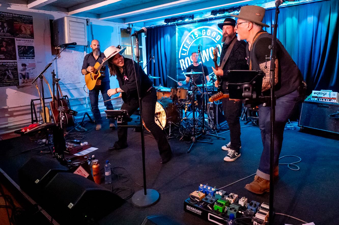 💫Was für ein magischer Abend💫
Das Konzert letzten Freitag war mehr als nur Musik – es war ein Gefühl.
@baronessalenzburg - ein Ort, der uns alle für ein paar Stunden verbunden hat. Von Herzen ein riesiges Dankeschön an das gesamte Team und an Chrigi am Mischpult.
Dieser Abend bleibt. In unseren Köpfen, in unseren Herzen. Danke an alle die dabei waren 🤍
📸 @cupnetpeter 🙏🏻
#lifeisgoodwithrosewood #swissmusic #musicfromswitzerland #americana #countrymusic #livemusic #