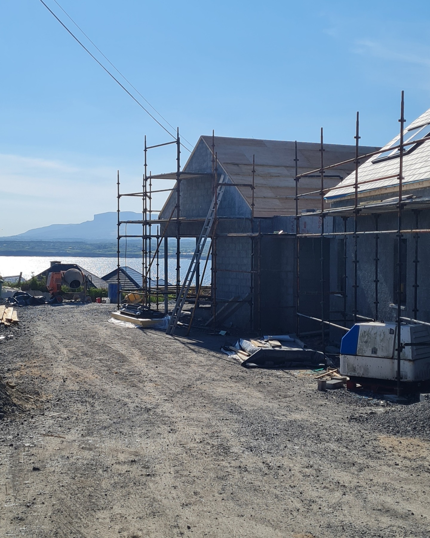 What a day to be out on site! Just gorgeous. It'll soon be time for some ice cream.....
#wildatlanticway #architecture #familyhome