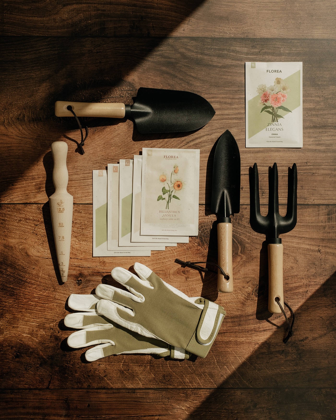 Werbung, unbeauftragt | Vor ein paar Wochen habe ich ein paar dieser wundervollen Saattütchen von @floreagarden bekommen 🥹❤️ Als Verpackungsopfer wars direkt um mich geschehen und das Timing konnte nicht besser sein denn ich möchte definitiv unser Beet hinten noch mit ein paar Blumenpflanzen aufstocken. Ich habe mich auch noch Cosmeen geordert, da ich den filigranen weissen Look so liebe 😍
Ich muss aber gestehen, es ist Premiere für mich Blumen selber auszusäen! Habt ihr damit schon Erfahrung? Jetzt ists eigentlich schon soweit, dass sie frei ins Land dürfen - aber mit dem altbekannten Schneckenproblem 🐌 ist es vielleicht trotzdem schlauer sie vorzuziehen bis sie eine stabilere Größe haben? Was denkt ihr? 🤔
#beetplanung #gartenideen #pflanzpöanung #gartenträume #garteninspiration #gardeninspo #gardendecor #myhomemygarden #exteriorinspo #contentcreation #stilllifephotographer #flatlay #gardenflatlay