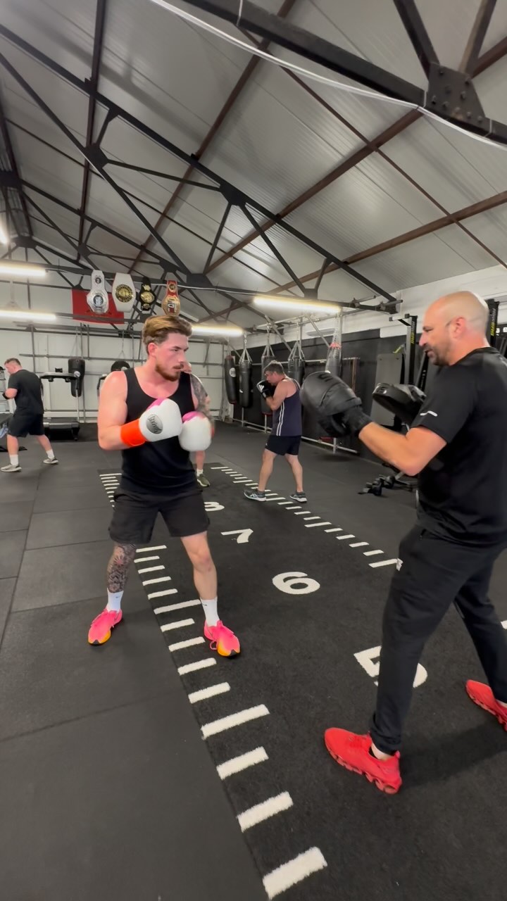 Boxing fitness! Our staple all round fitness class that’s suitable for everyone! Head to the teamup app (link in bio) to book your space!! 🥊🥊🥊
#boxing #gym #berkhamstedboxing #berkhamsted #harrysboxing #fit #youthboxing #levelup #berkhamstedfitness #berkhamstedlife