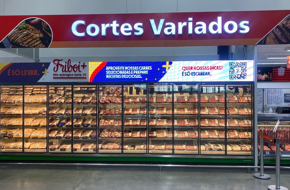 Obra PAF (Padaria, Açougue e Fatiados) com 570 M² realizada internamente no Supermercado Atacadão localizado Avenida dos Autonomistas, Nº 588, Centro, CEP: 06.090-010, Osasco/SP. Execução de novos ambientes conforme novo layout e usos definidos, incluindo construção de câmaras frias. Nos serviços foi contemplado demolição, escavação, concretagem, impermeabilização e acabamento de piso, troca de revestimentos, pintura e adequação dos sistemas de elétrica, hidráulica, hidrossanitário e incêndio para atender novas áreas.
🔨