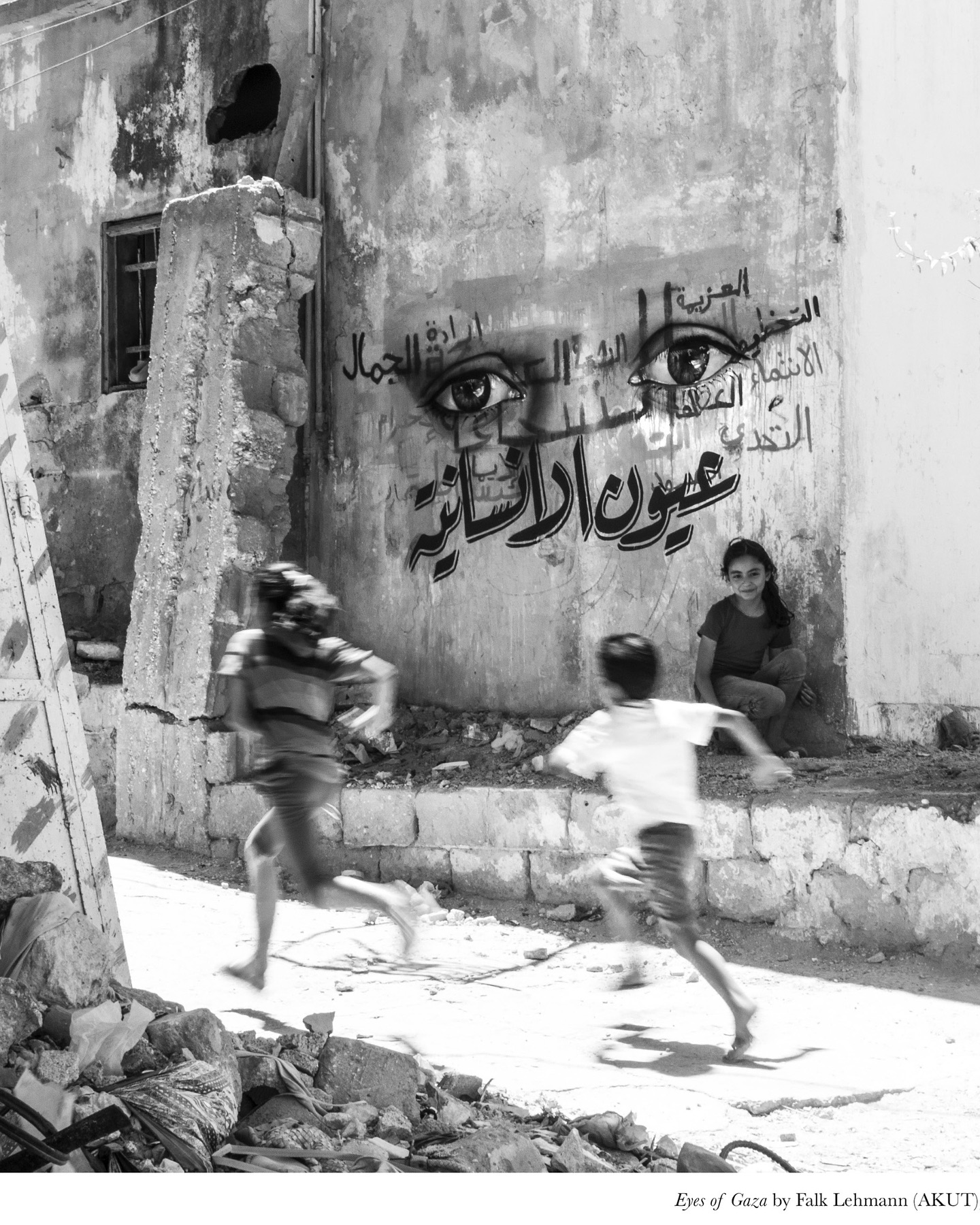 In the Age-Old Eyes of the Child. The Eyes of G*za.
𝘐𝘯 𝘸𝘪𝘯𝘥𝘴 𝘭𝘪𝘬𝘦 𝘵𝘩𝘦 𝘢ṣ-Ṣ𝘢𝘣ā 𝘢𝘭𝘪𝘷𝘦 𝘵𝘩𝘦𝘮𝘴𝘦𝘭𝘷𝘦𝘴
𝘜𝘯𝘤𝘰𝘶𝘯𝘵𝘢𝘣𝘭𝘦 𝘭𝘰𝘷𝘦𝘥 𝘰𝘯𝘦𝘴 𝘢𝘯𝘥 𝘵𝘩𝘦𝘪𝘳 𝘮𝘦𝘮𝘰𝘳𝘪𝘦𝘴
𝘴𝘩𝘢𝘭𝘭 𝘧𝘢𝘥𝘦 𝘢𝘸𝘢𝘺 𝘪𝘯 𝘵𝘩𝘦 𝘴𝘢𝘮𝘦 𝘳īāḥ
𝘣𝘶𝘵 𝘵𝘩𝘦 𝘮𝘦𝘢𝘯𝘪𝘯𝘨 𝘪𝘯 𝘩𝘪𝘴 𝘨𝘢𝘻𝘦 𝘴𝘩𝘢𝘭𝘭 𝘯𝘦𝘷𝘦𝘳
𝘵𝘩𝘦 𝘴𝘶𝘣𝘴𝘵𝘢𝘯𝘤𝘦 𝘰𝘧 𝘩𝘪𝘴 𝘧𝘰𝘳𝘵𝘪𝘵𝘶𝘥𝘦 𝘢𝘯𝘥 𝘤𝘢𝘱𝘢𝘤𝘪𝘵𝘺 𝘧𝘰𝘳 𝘭𝘰𝘷𝘦
𝘸𝘪𝘭𝘭 𝘭𝘪𝘷𝘦 𝘰𝘯
𝘐𝘵 𝘴𝘩𝘢𝘭𝘭 𝘭𝘪𝘷𝘦
𝘣𝘦𝘤𝘢𝘶𝘴𝘦 𝘴𝘰 𝘮𝘢𝘯𝘺 𝘰𝘧 𝘶𝘴 𝘩𝘢𝘷𝘦 𝘯𝘰𝘸 𝘴𝘦𝘦𝘯 𝘪𝘵 𝘤𝘭𝘦𝘢𝘳𝘭𝘺
𝘣𝘦𝘤𝘢𝘶𝘴𝘦 𝘪𝘵 𝘪𝘴 𝘵𝘩𝘦 𝘷𝘦𝘳𝘺 𝘮𝘦𝘢𝘯𝘪𝘯𝘨 𝘸𝘦 𝘴𝘵𝘢𝘺 𝘢𝘭𝘪𝘷𝘦
𝘵𝘰 𝘨𝘪𝘷𝘦 𝘵𝘰 𝘰𝘯𝘦 𝘢𝘯𝘰𝘵𝘩𝘦𝘳 𝘵𝘩𝘦 𝘷𝘦𝘳𝘺 𝘳𝘦𝘢𝘴𝘰𝘯𝘴 𝘵𝘰 𝘭𝘪𝘷𝘦.
. . . . .
Grateful to @akut_herakut for the art & photography project and @_zackiel_ for the poetry piece.
To the excellent works of @invictus.mgzn and @elisamantovani13 also, for providing the space for this nature of expression in your magazine - tapestries of heartfelt humanity so needed in this time of desolation.
To the P@lestinian artist duo Anwar Yehya and Hamzah Mansour, AKUT and all those who attended the 8 art workshops they held in G*za.
Each of which resulted in a mural, making these walls into windows to the soul of a beautiful, dignified people.
Many of the murals were modeled on the eyes of children involved in the sessions.
More is spoken through them than could be written.
We must listen, and we must all heed the call, with great urgency.
Many thanks also to @aptarts (Awareness & Prevention Through Art), @mercycorps and @kaynouna_arttherapy_center for helping to facilitate the project.
And to @tariqnazzal for the additional photography
Music of legacy by @zeyne. The original is by the raja club @ultras.eagles.2006 team, Casablanca, Morocco.