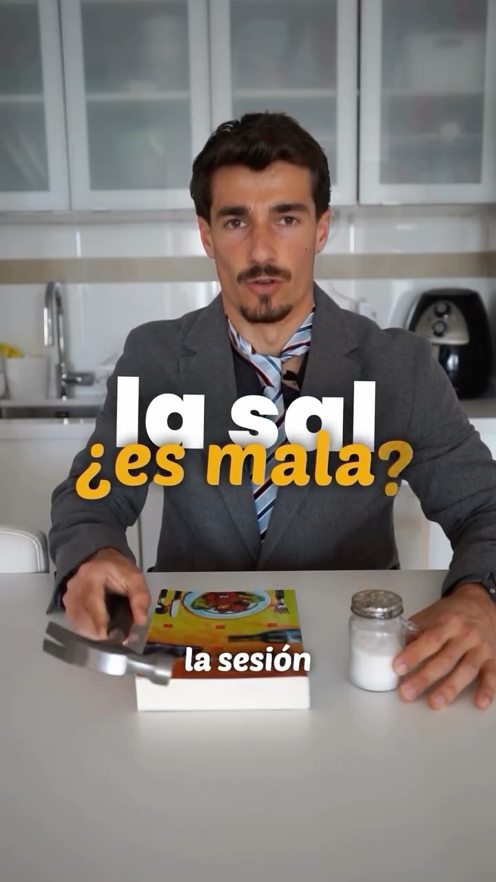 ¿La sal es mala? 🧂
Resumiendo: cuánta menos sal, mejor. Aunque…
Si la utilizas con cabeza para hacer más sabrosos platos saludables, no te preocupes.
Además, al igual que el azúcar deja de ser malo en contextos deportivos, con la sal pasa lo mismo.
Conclusión: mueve el culo, evita los productos precocinados con sal oculta y come alimentos ricos en otros minerales como el potasio. La sal será el menor de tus problemas y no tendrás que sufrir comiendo platos sosos 🥴
A disfrutar con salud salaoooos 🧂🧡
Algunas refs:
• Mozaffarian D. et al. (2014). Global sodium consumption and cardiovascular death. N Engl J Med.
• CDC (2021). Where’s the Sodium? Centers for Disease Control and Prevention.
• FDA (2020). Sodium in Your Diet. U.S. Food and Drug Administration.
• OMS (2023). Reducing salt intake.
#nutricionista #dietista #dietistanutricionista #nutricion #nutriciondeportiva #NutriciónConCiencia #HábitosSaludables #ComidaReal #SalEnLaDieta #AlimentaciónConsciente #BalanceNoPerfección #EducaciónNutricional